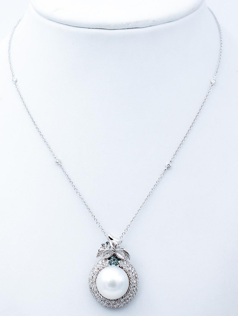 Beautiful pendant necklace in 18 karat white gold structure mounted with a south-sea pearl in the central part surrounded by white and fancy diamonds. Along the chain, four diamonds.
This necklace was totally handmade by Italian master goldsmiths