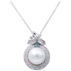 Collier pendentif fantaisie en or blanc 18 carats, diamants blancs et perles des mers du Sud