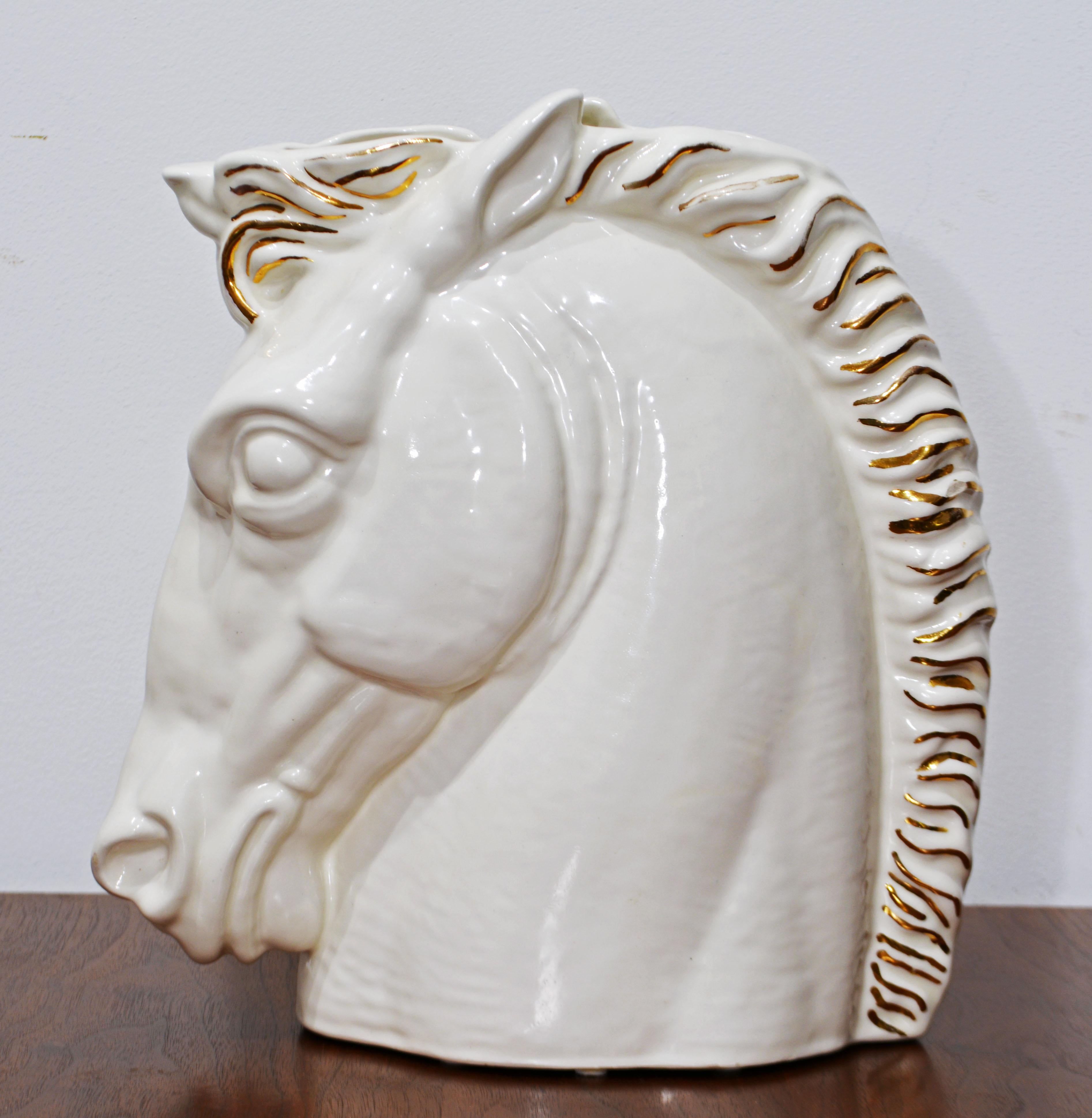 Inspirée des sculptures de chevaux puissants de l'Antiquité, cette sculpture et ce vase doivent tout autant au style Art déco avec ses éléments stylisés. Le glaçage blanc est complété par de simples coups de pinceau en glaçage doré sur la crinière.