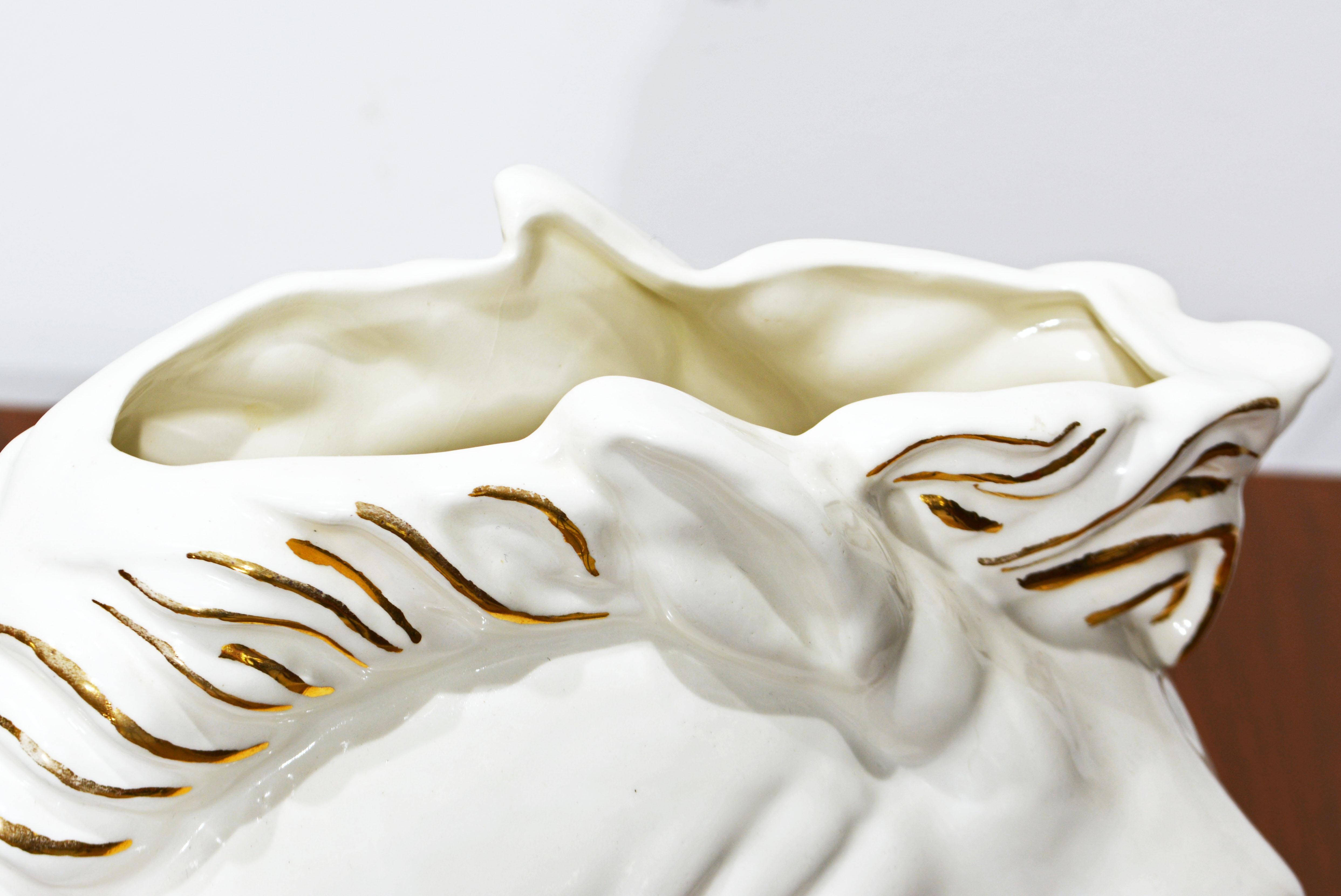 Céramique Vase à glaçure blanche et dorée de style Art déco signé, 1962 en vente