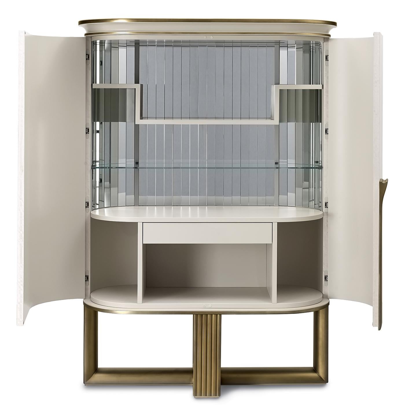 Dieser Barschrank besticht durch seine Kombination aus weißen und goldenen Farbtönen, die seine robuste Silhouette unterstreichen, mit einer üppigen und raffinierten Ausstrahlung. Die mit weißem Eukalyptus furnierte Struktur aus MDF und Sperrholz
