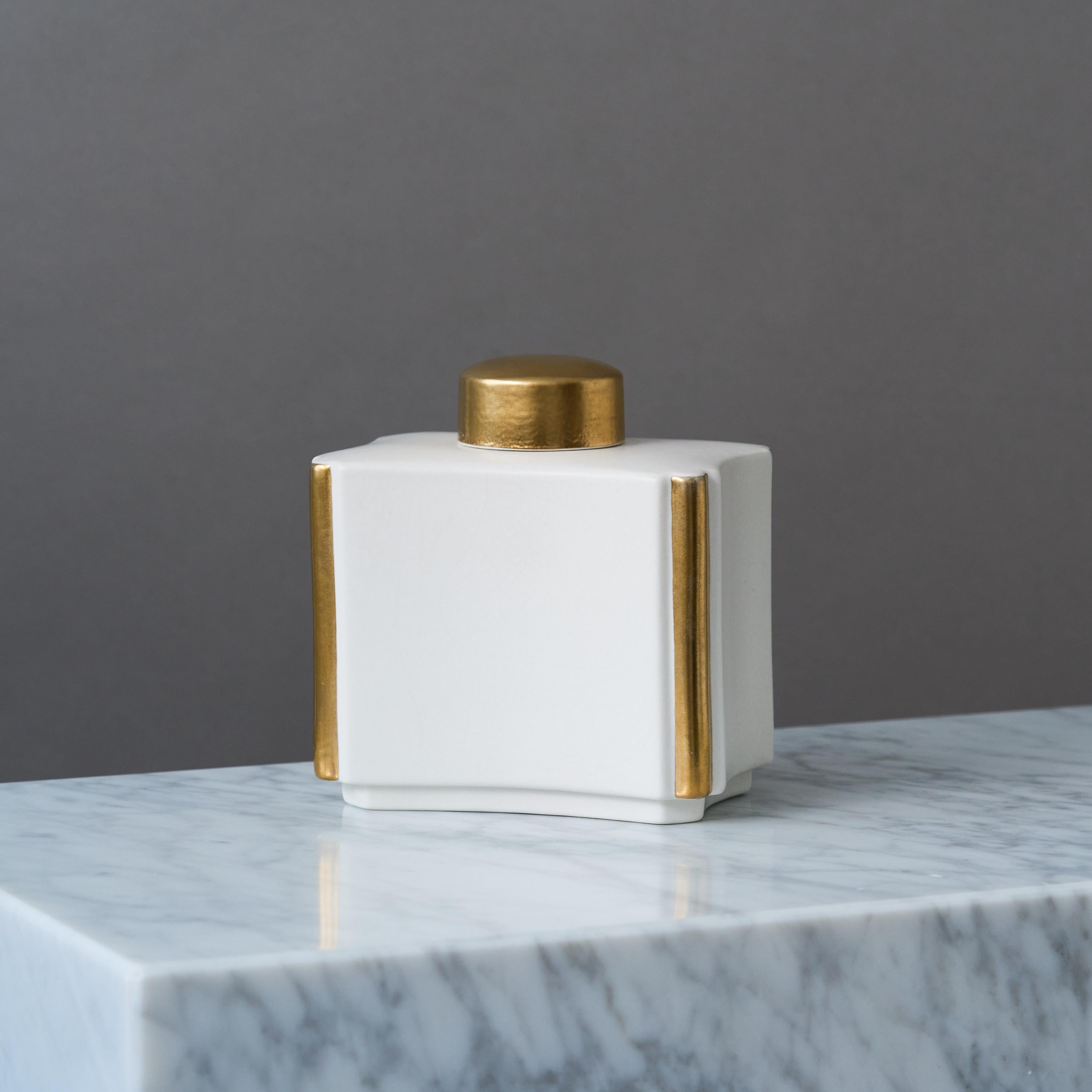 White and Gold 'Carrara' Tea Caddy by Wilhelm Kage. Gustavsberg, Sweden, 1940s In Good Condition For Sale In Malmö, SE