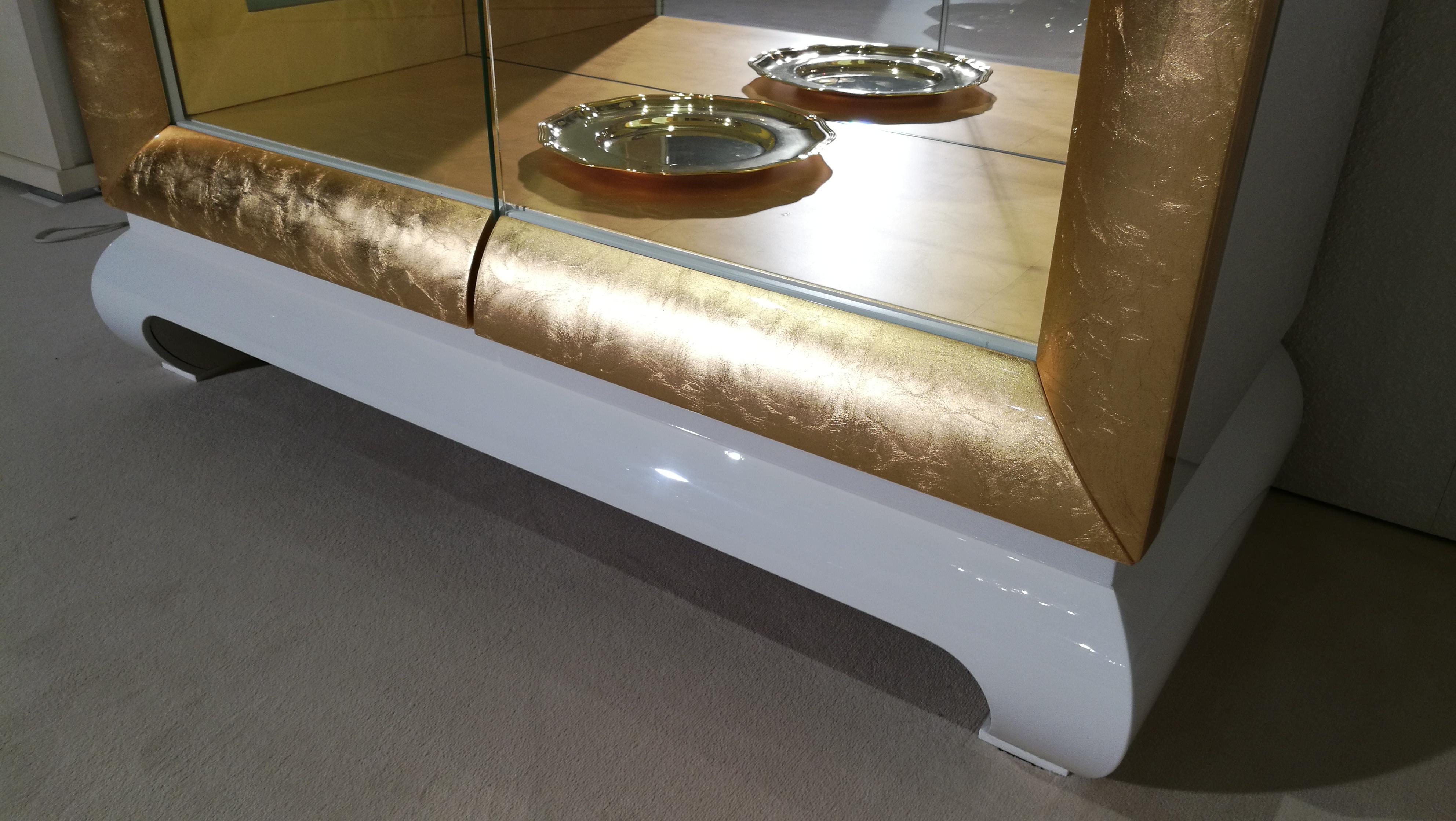 White and Gold Design Glass Vitrine  In Excellent Condition In Senden, NRW