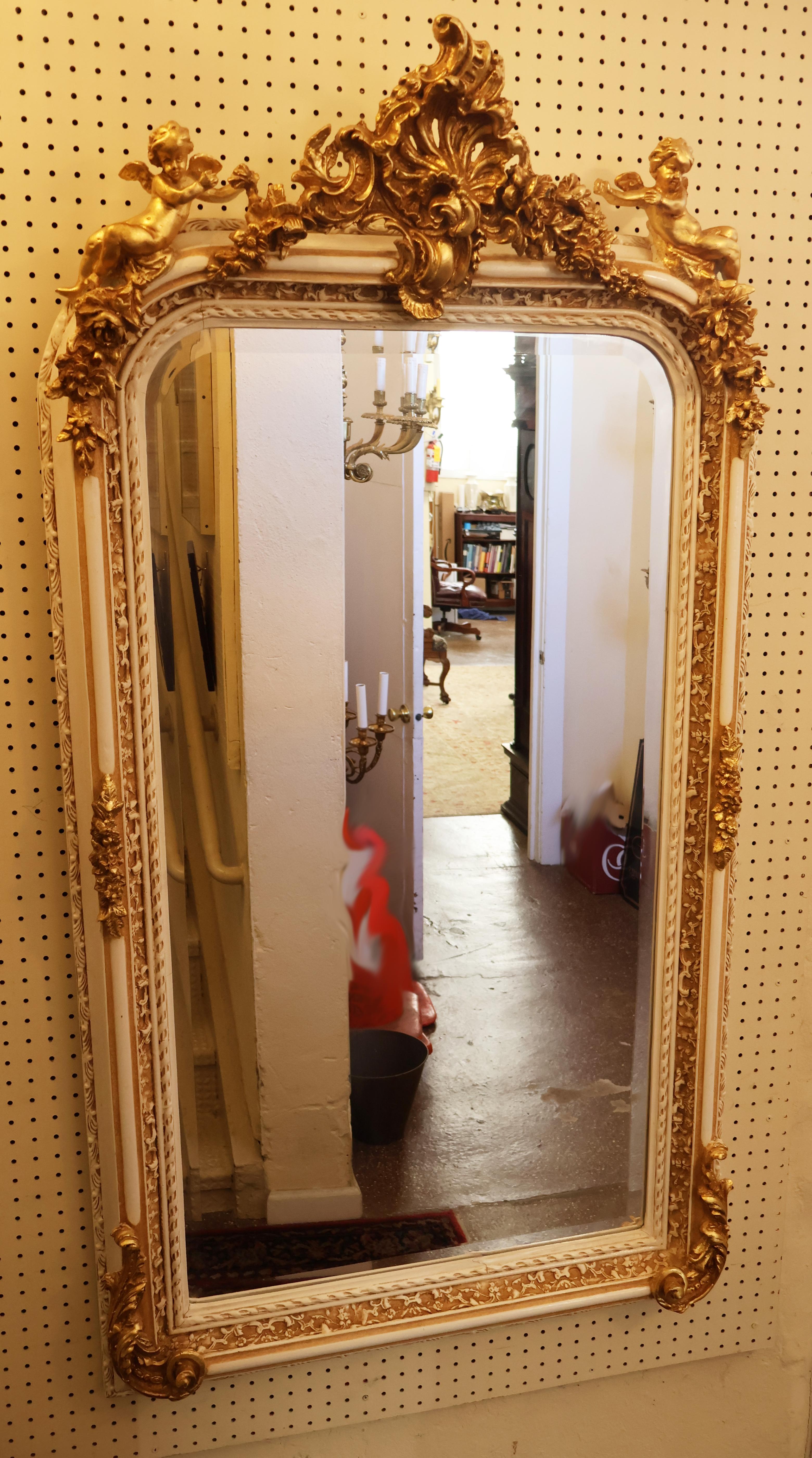 Rococo Miroir biseauté blanc et or à figurines de chérubins Louis XV en vente