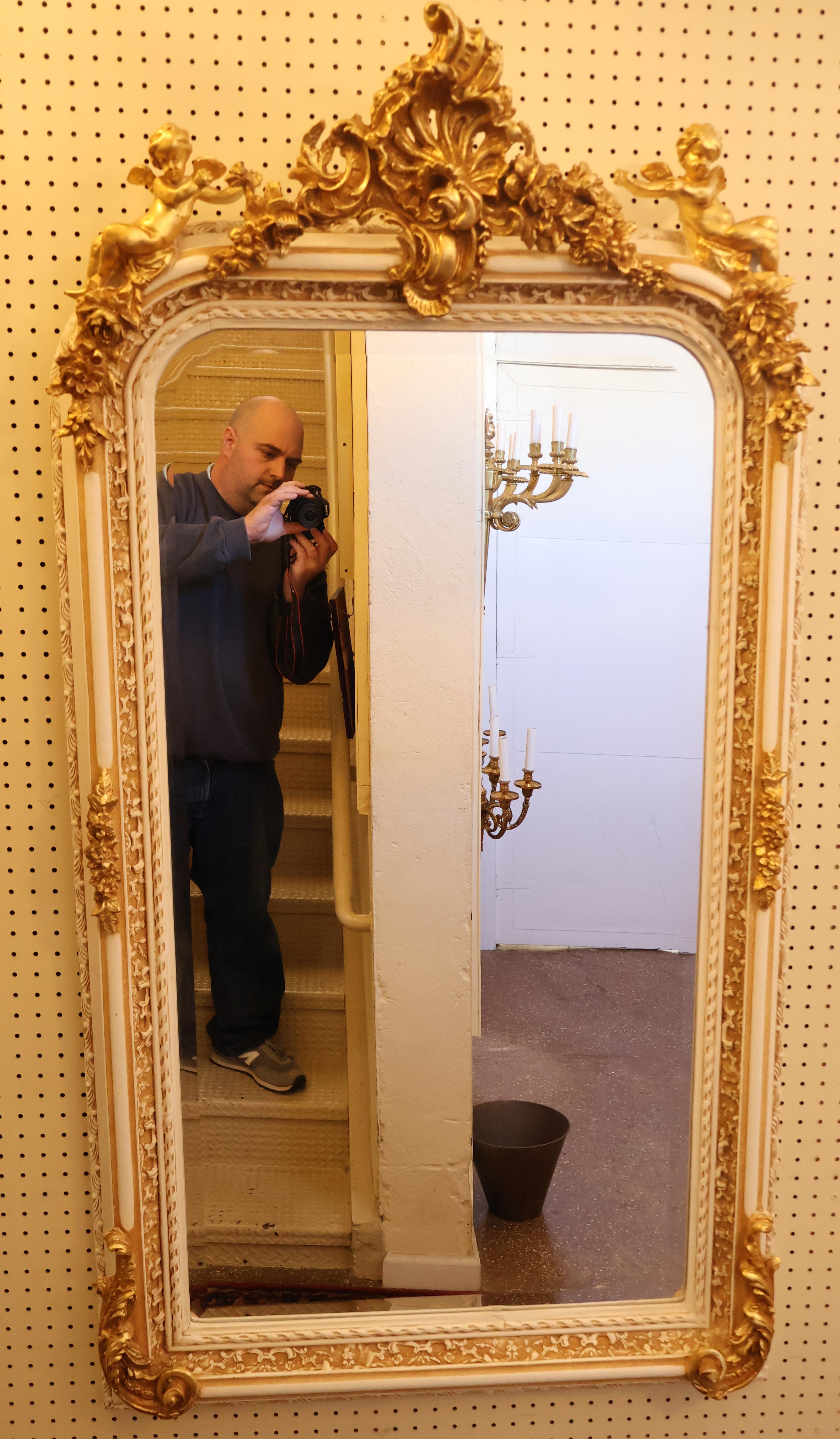 Inconnu Miroir biseauté blanc et or à figurines de chérubins Louis XV en vente