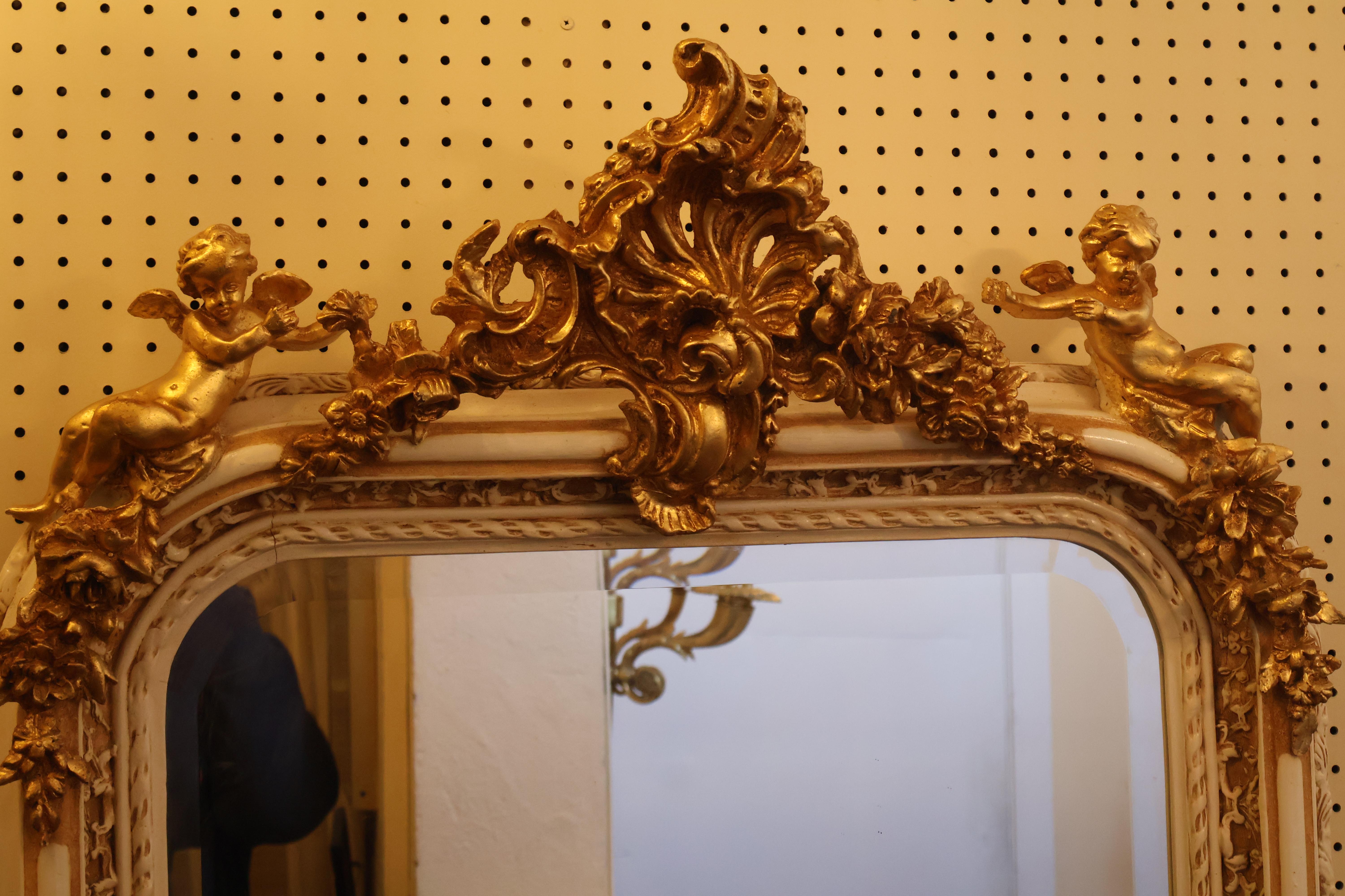 Miroir biseauté blanc et or à figurines de chérubins Louis XV Bon état - En vente à Long Branch, NJ