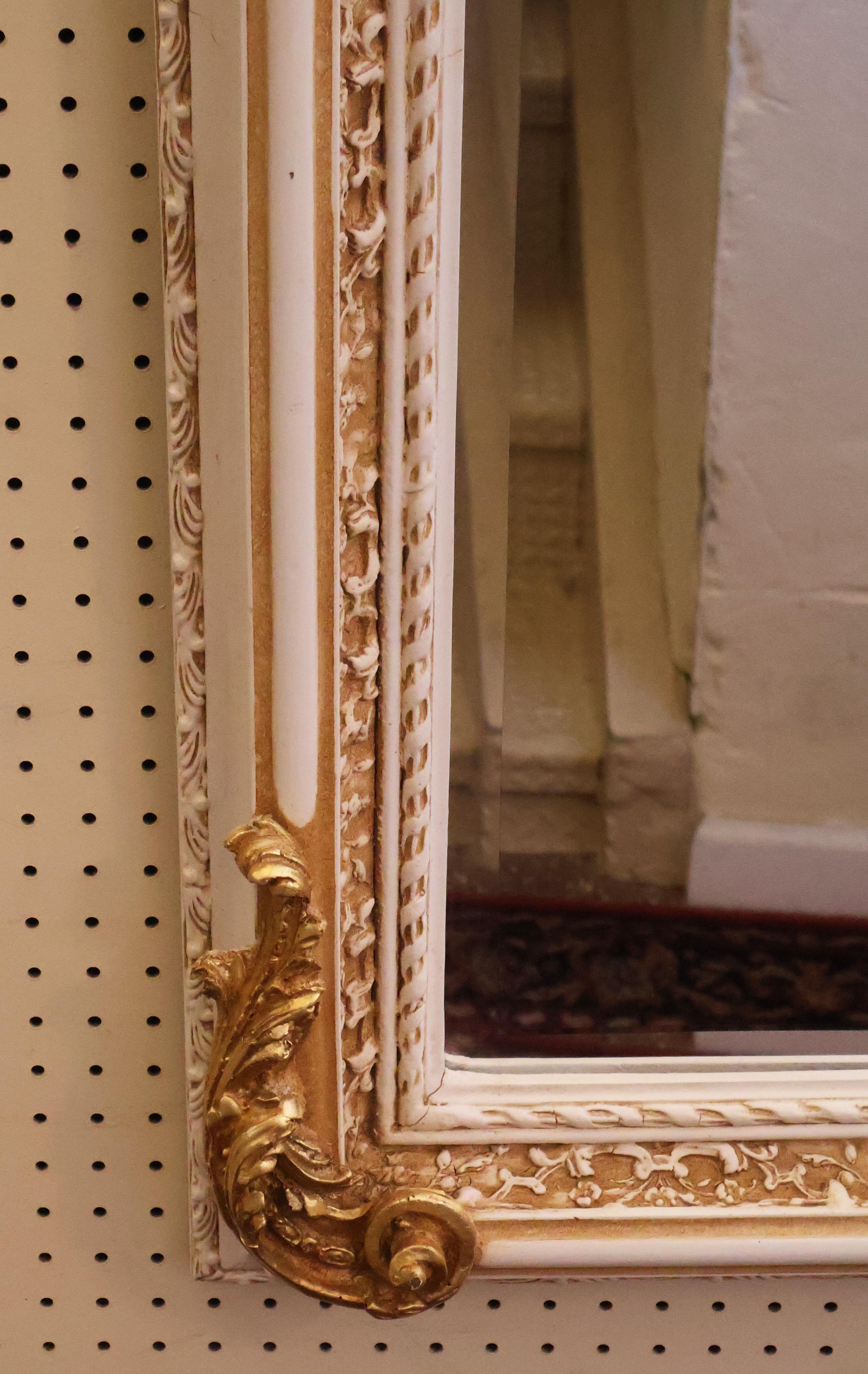 Miroir biseauté blanc et or à figurines de chérubins Louis XV en vente 1