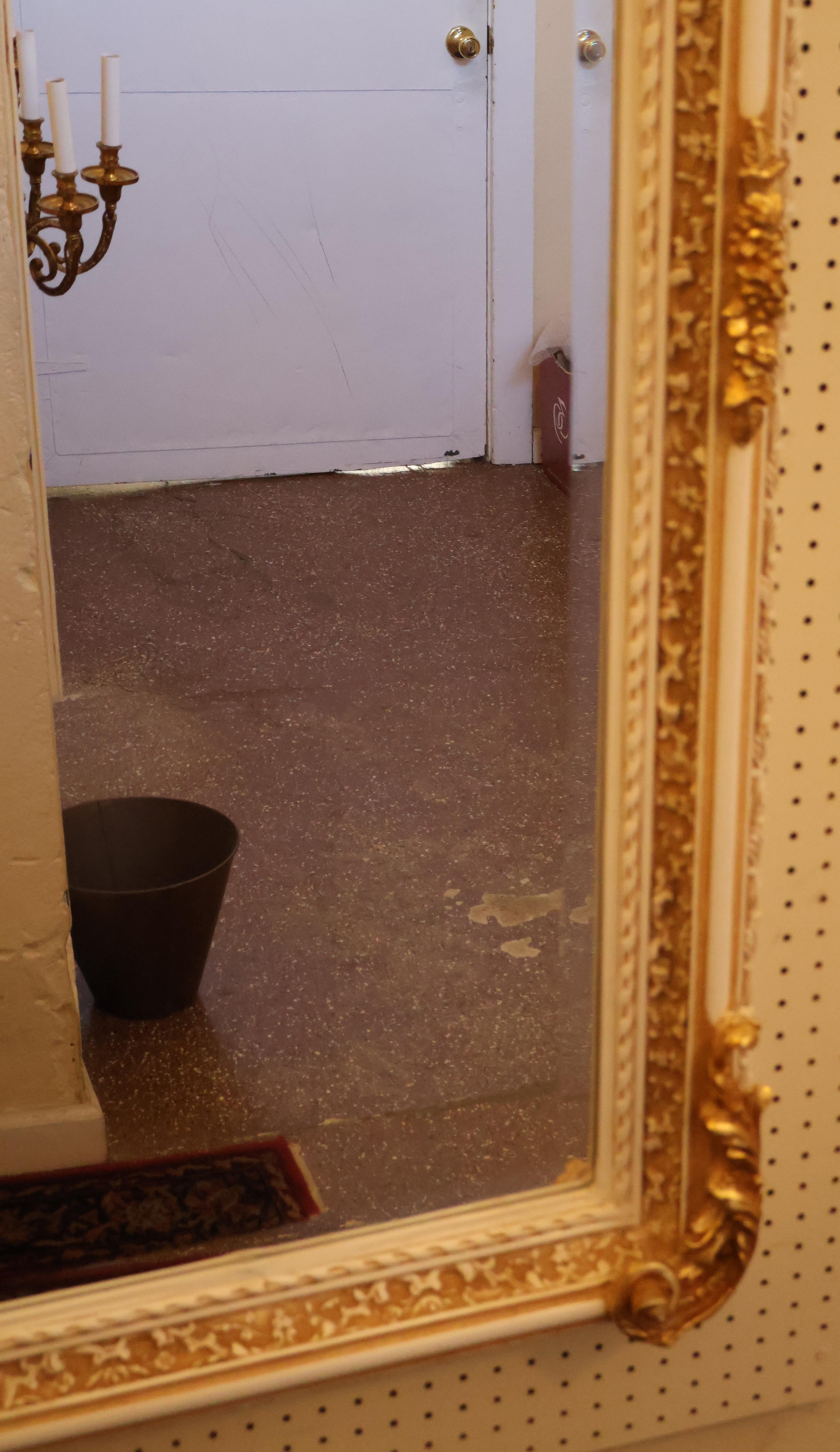 Miroir biseauté blanc et or à figurines de chérubins Louis XV en vente 2