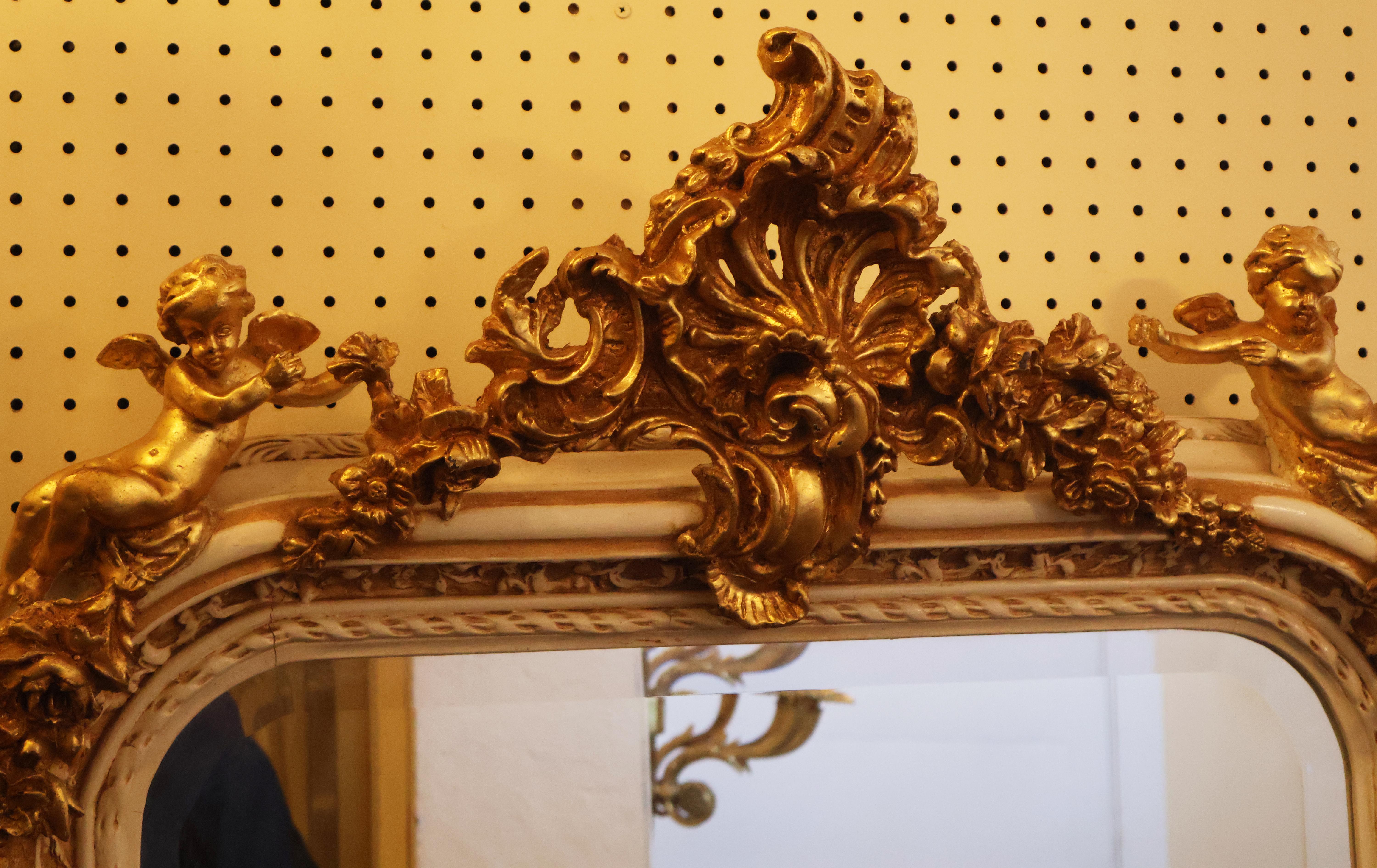 Miroir biseauté blanc et or à figurines de chérubins Louis XV en vente 3