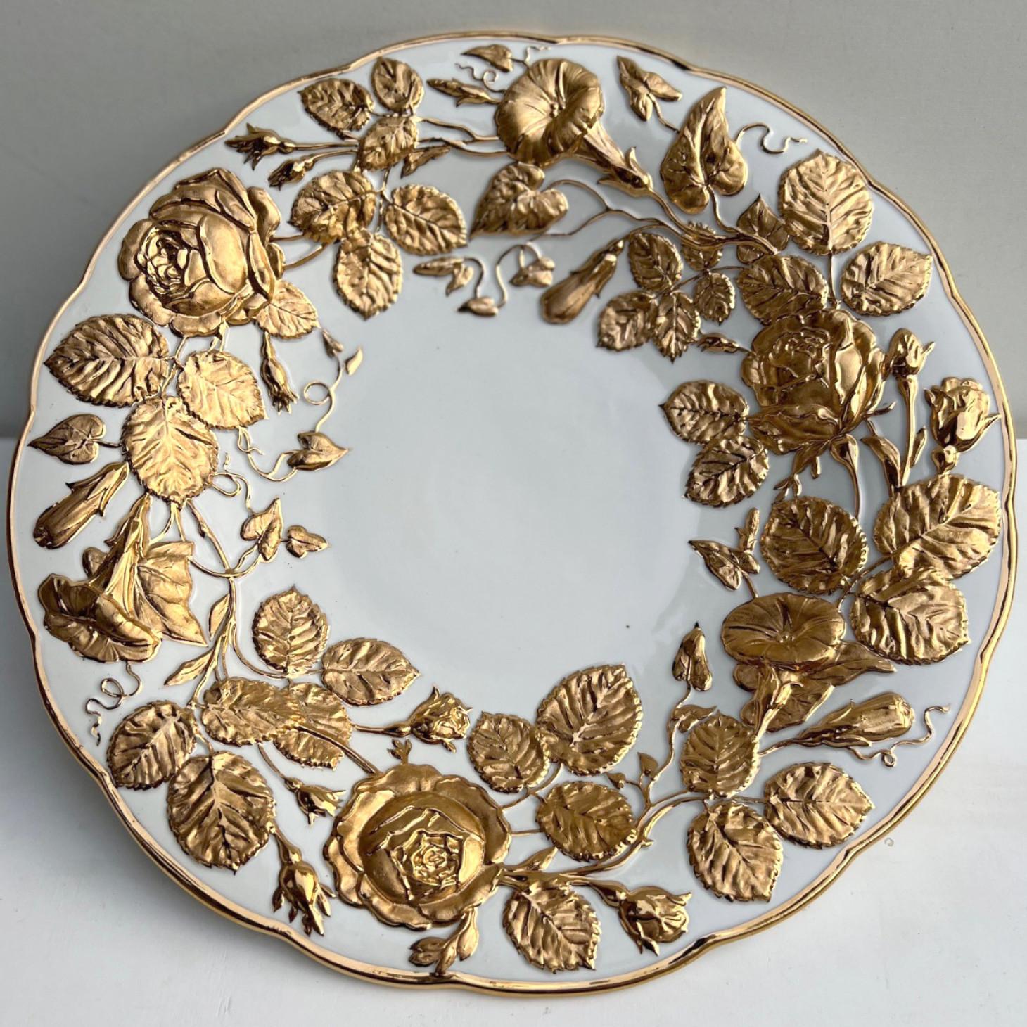 Assiette en porcelaine avec un riche décor doré, fabriquée par Meissen Porcelain, Allemagne, vers 1950.

C'est la première manufacture de porcelaine en Europe à produire de la véritable porcelaine en dehors de l'Asie.

La plaque est en excellent