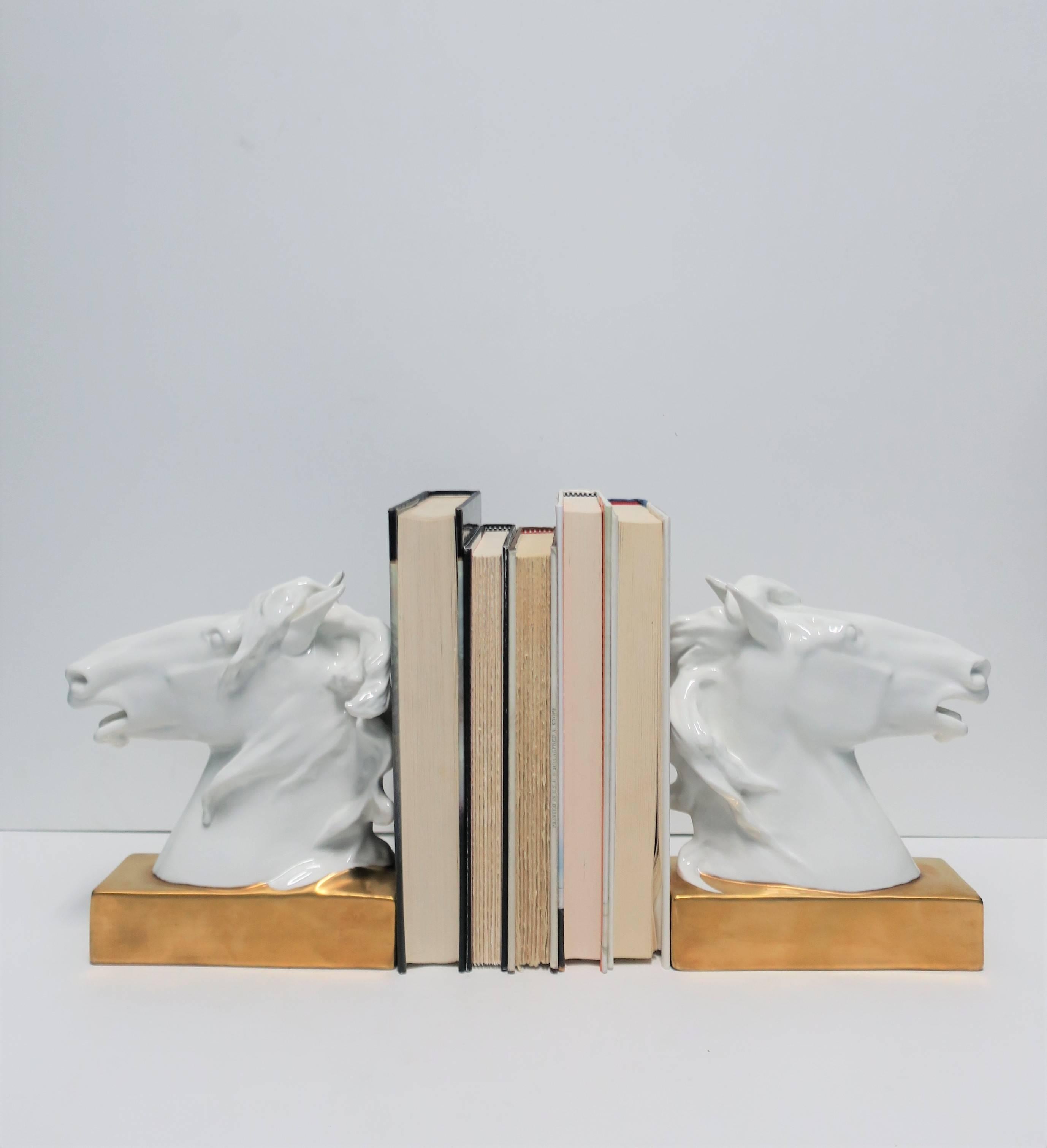 Portugais Porcelaine Cheval Equin Serre-livres ou Objects for Objects décoratifs Sculptures Européennes en vente