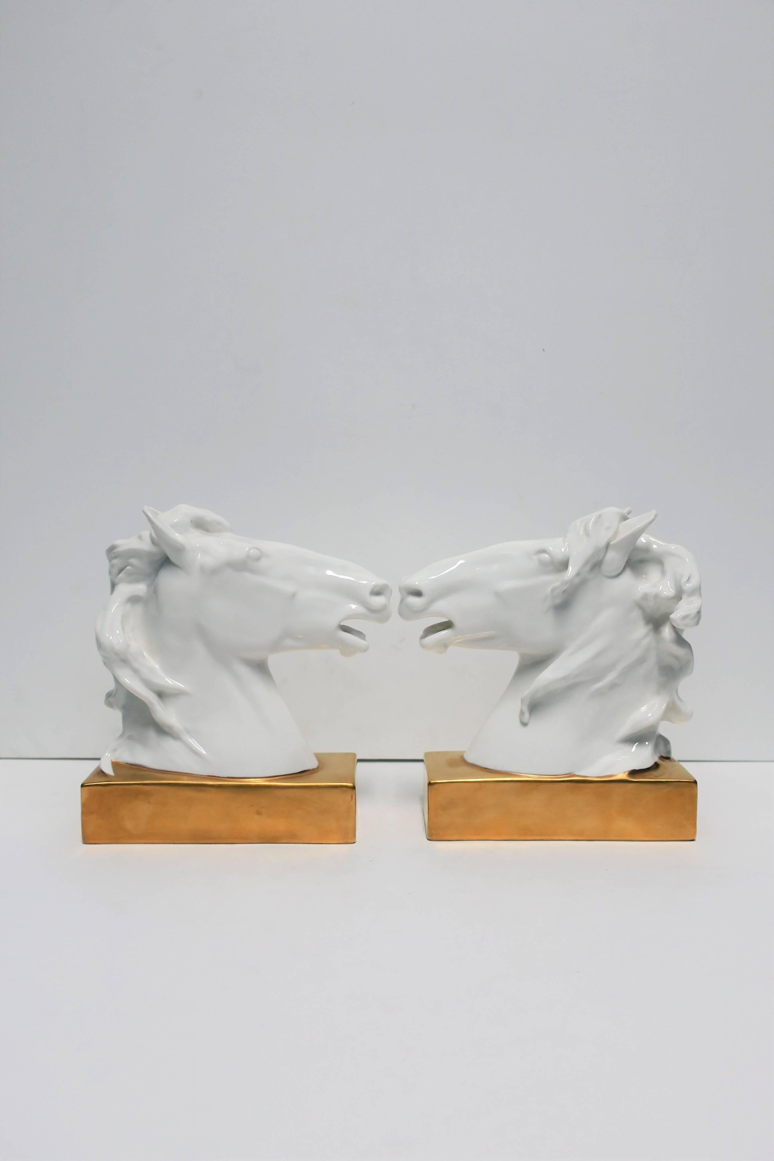 Porzellan Pferd Pferd Buchstützen oder dekorative Objekt Skulpturen Europäische (Glasiert) im Angebot