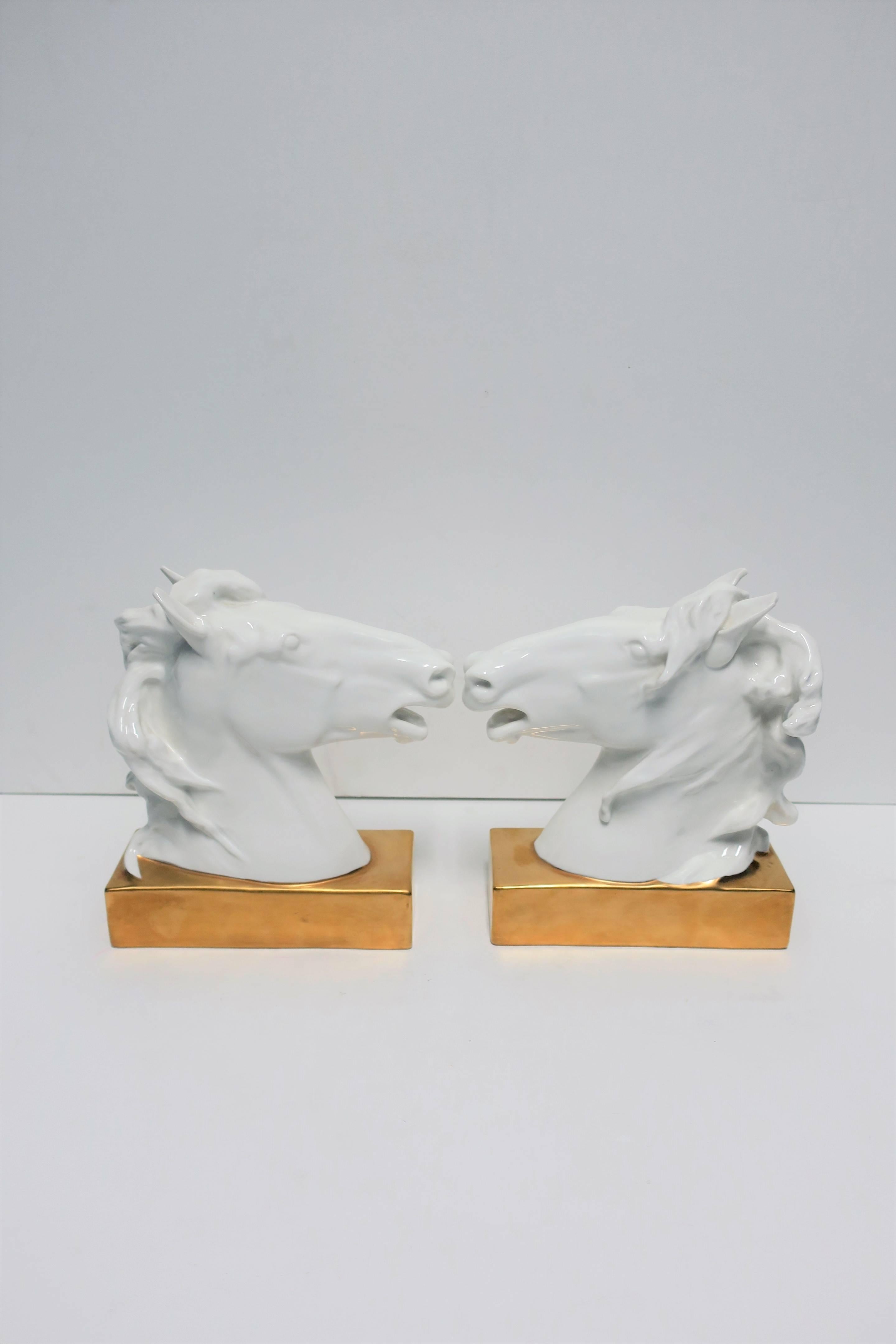 Porzellan Pferd Pferd Buchstützen oder dekorative Objekt Skulpturen Europäische im Zustand „Gut“ im Angebot in New York, NY