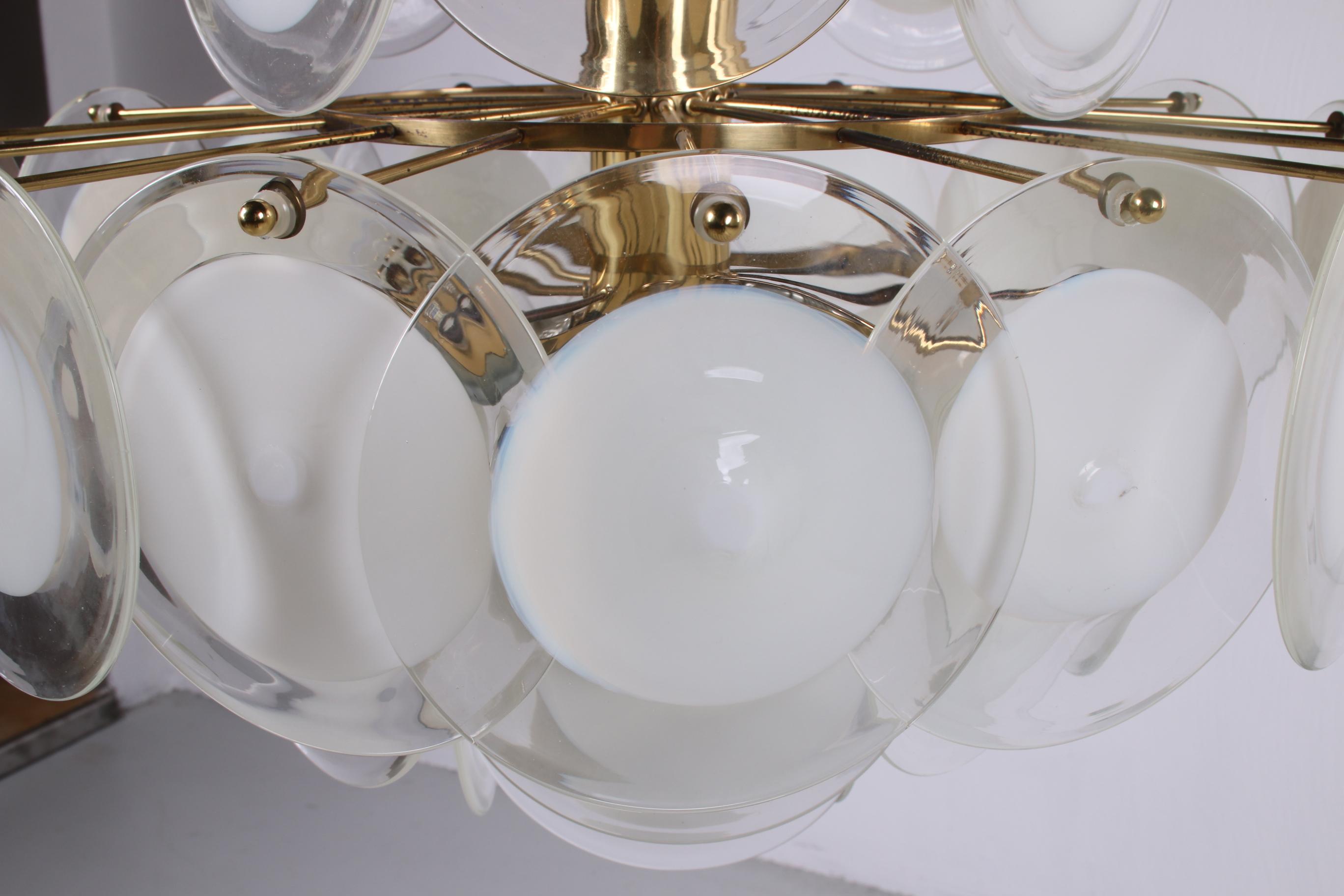 White and Gold Murano Chandelier by AV Mazzega In Excellent Condition For Sale In Oostrum-Venray, NL
