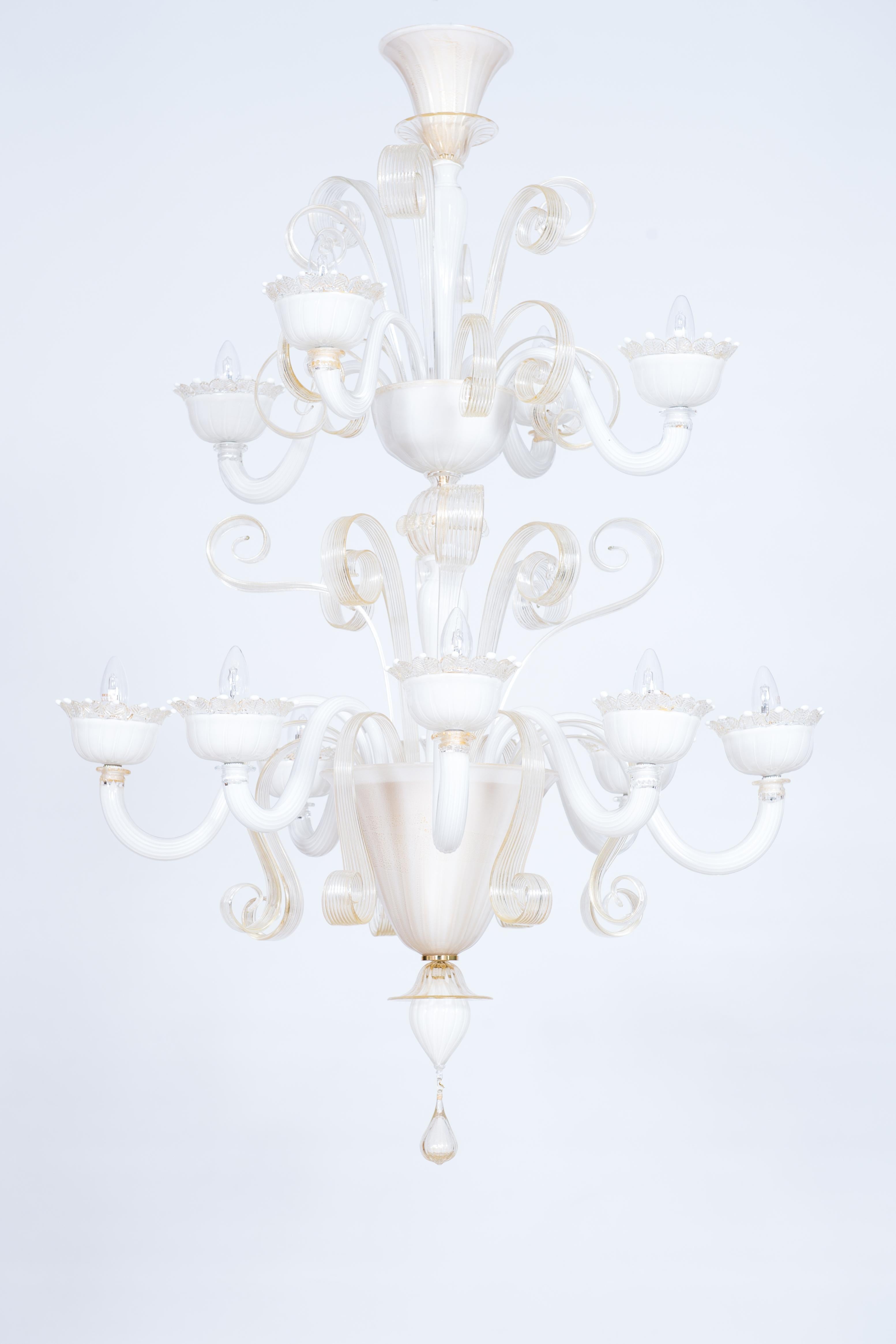 Majestuosa araña de cristal de Murano blanco-leche con detalles dorados, diseñada por Giovanni Dalla Fina, década de 1990. 

Esta impresionante araña, totalmente hecha a mano con cristal de Murano soplado, encarna el arte y la elegancia del diseño