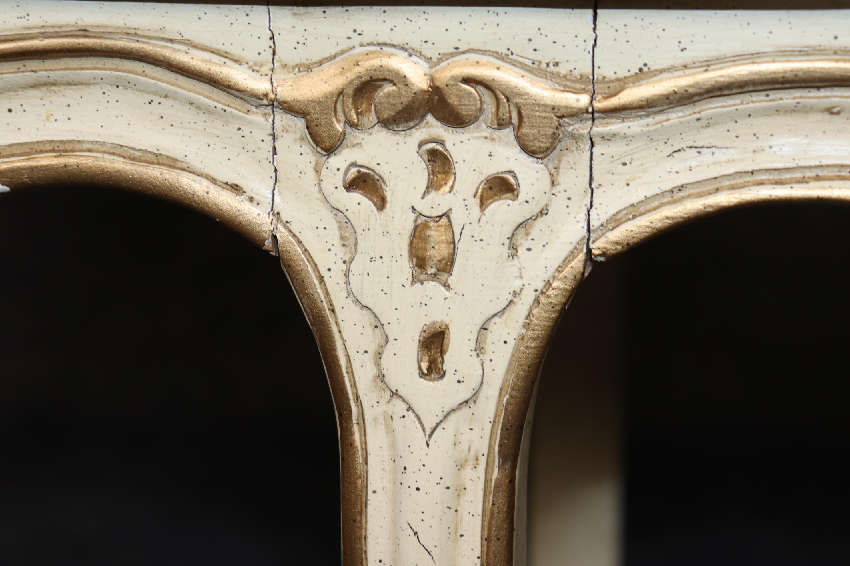 Weiß und Goldfarbe verzierte Rohrstockbank im französischen Louis XV-Stil mit sechs Beinen The Window Bench  im Angebot 4