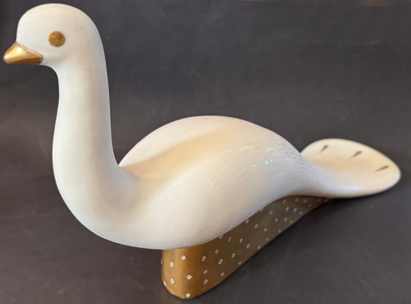 Esculpido y esmaltado por Waylande Gregory, uno de los mejores escultores y ceramistas de Estados Unidos antes y después de la Segunda Guerra Mundial, este pavo real blanco y dorado se distingue por un precioso efecto de esgrafiado blanco sobre