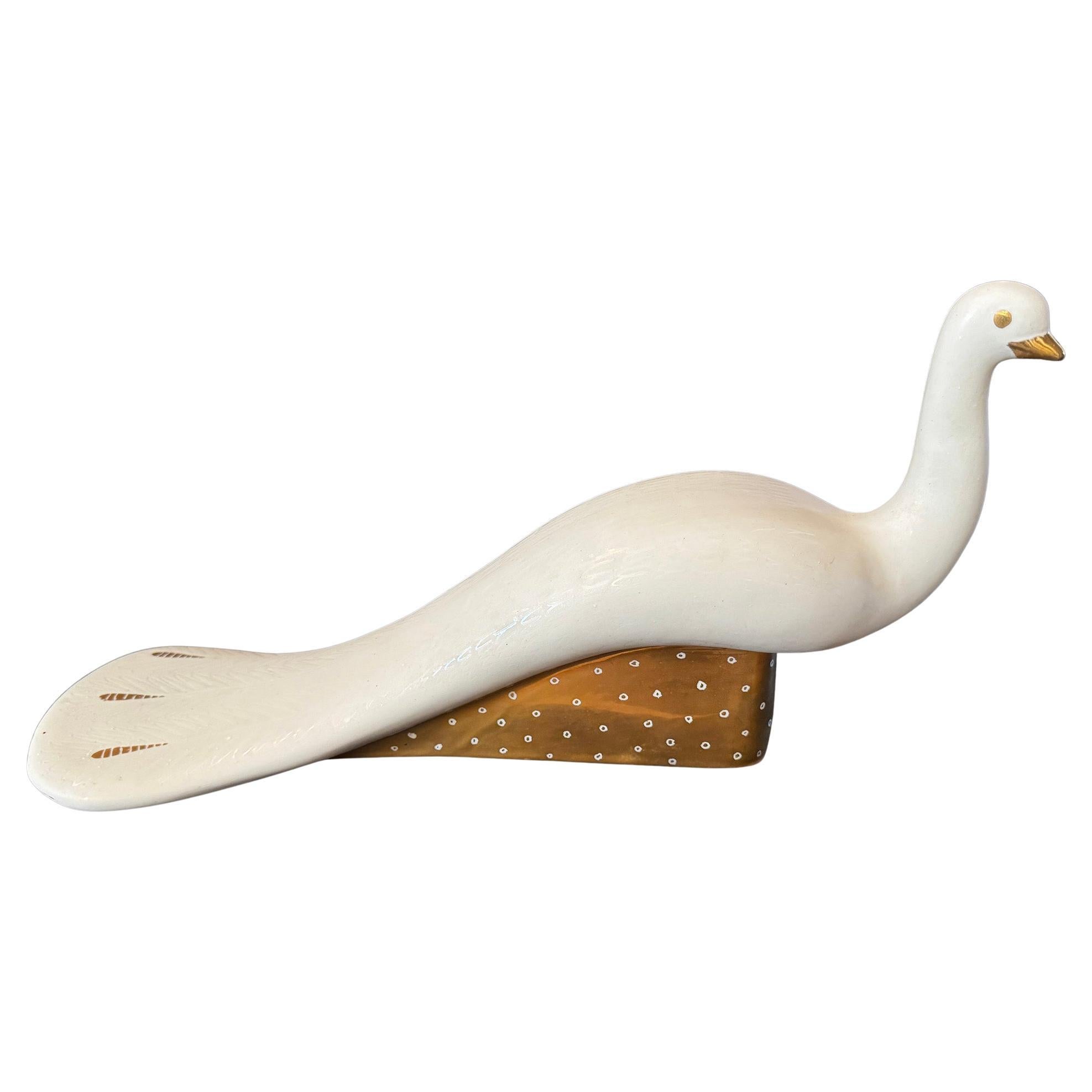 "Pavo real blanco y dorado", rara escultura de porcelana de mediados de siglo, esmalte esgrafiado en venta