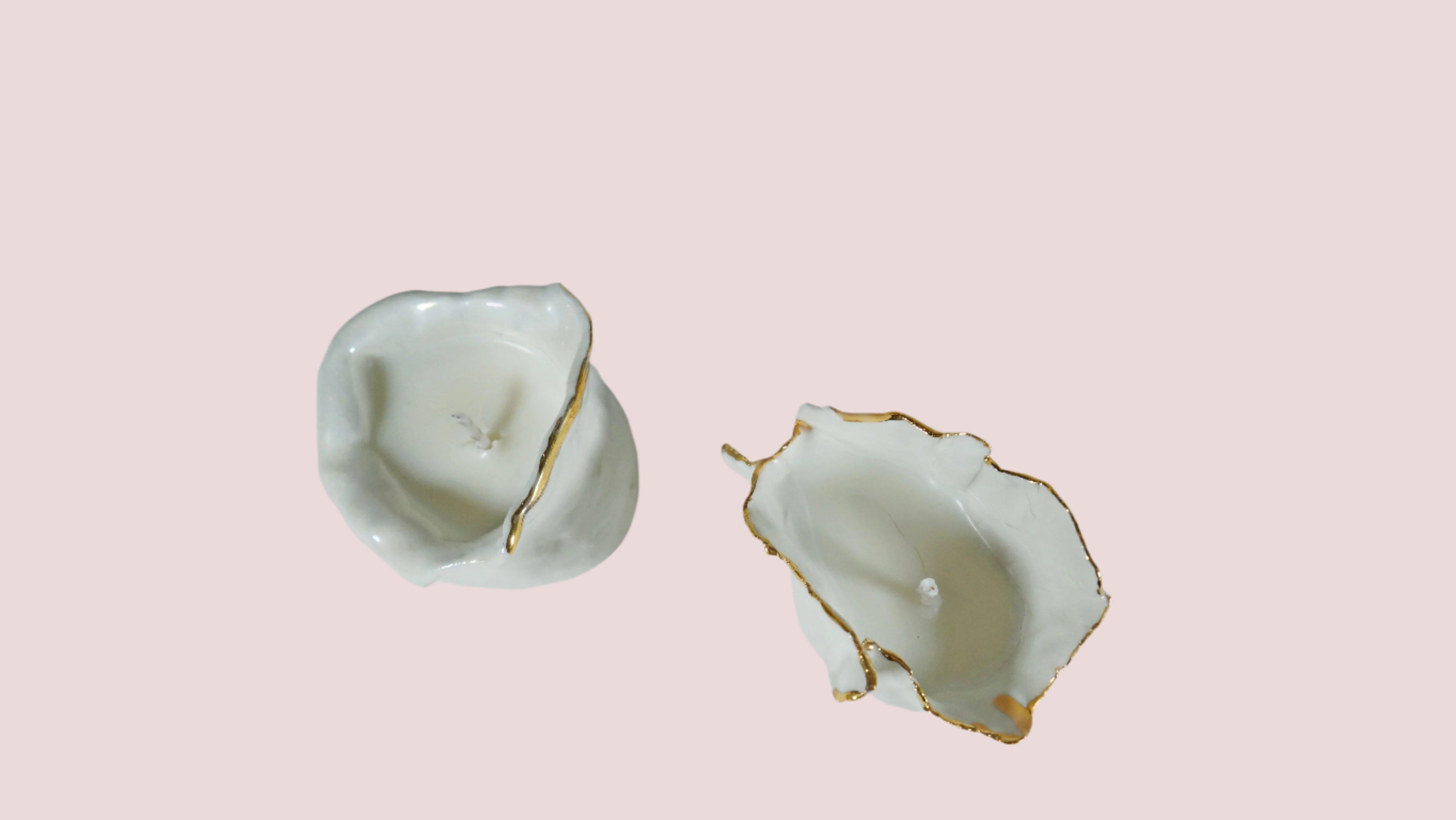 Weißes und goldenes Porzellan Modern Organic shaped Candle Holder Duo (Romantik) im Angebot