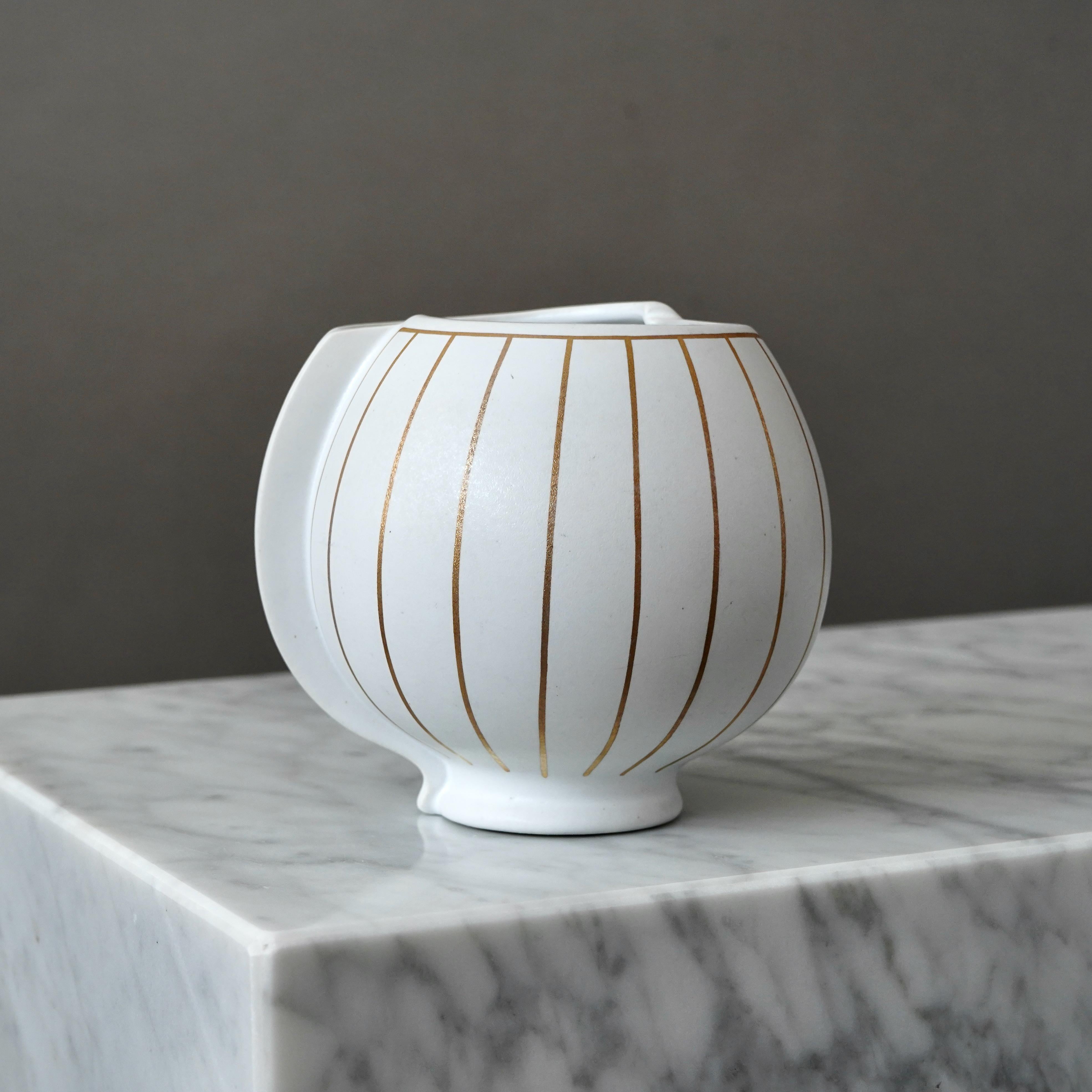 Weiß-goldene Vase „Surrea“ von Wilhelm Kage für Gustavsberg, Schweden, 1950er Jahre (Skandinavische Moderne) im Angebot