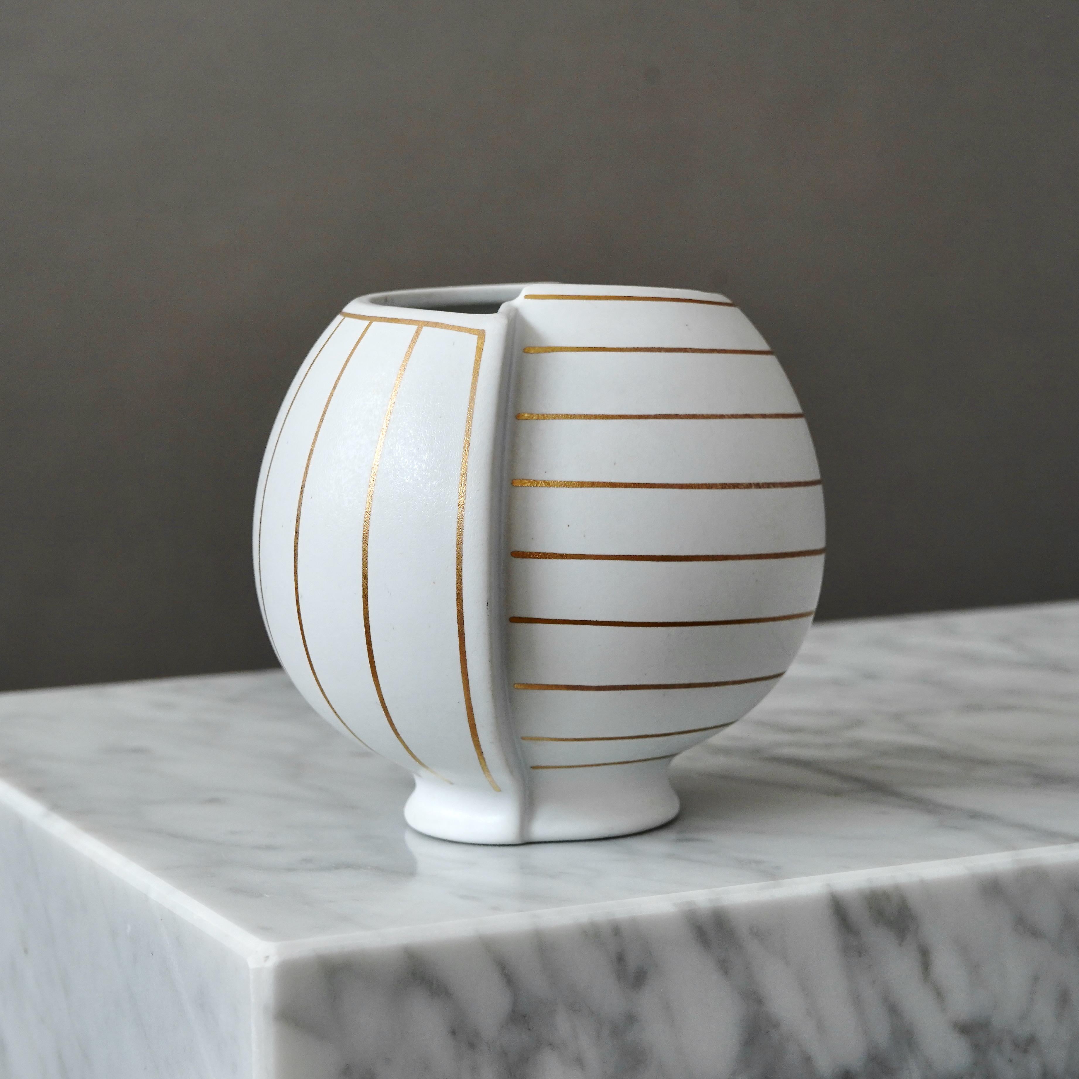 Weiß-goldene Vase „Surrea“ von Wilhelm Kage für Gustavsberg, Schweden, 1950er Jahre (Schwedisch) im Angebot
