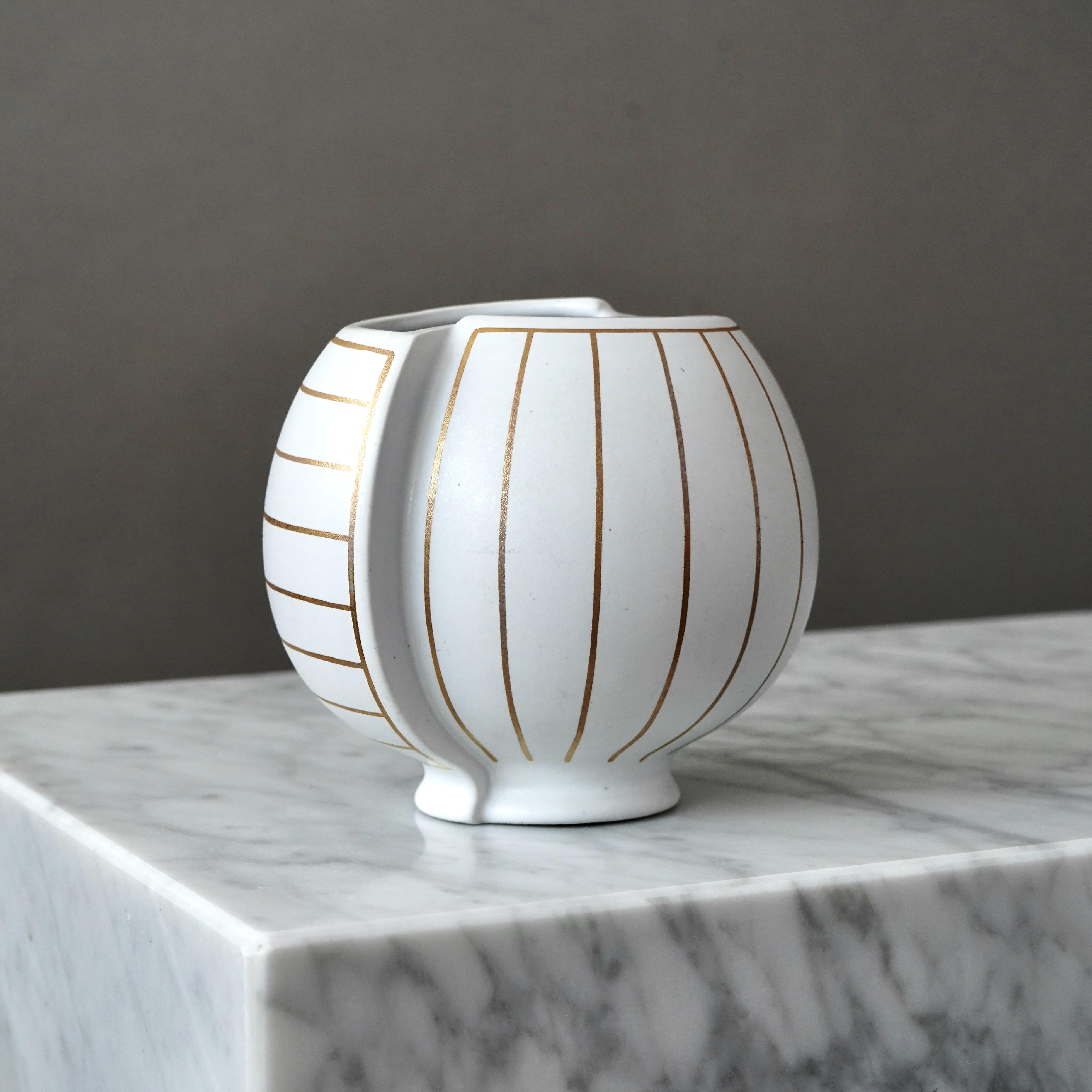 Weiß-goldene Vase „Surrea“ von Wilhelm Kage für Gustavsberg, Schweden, 1950er Jahre (Glasiert) im Angebot