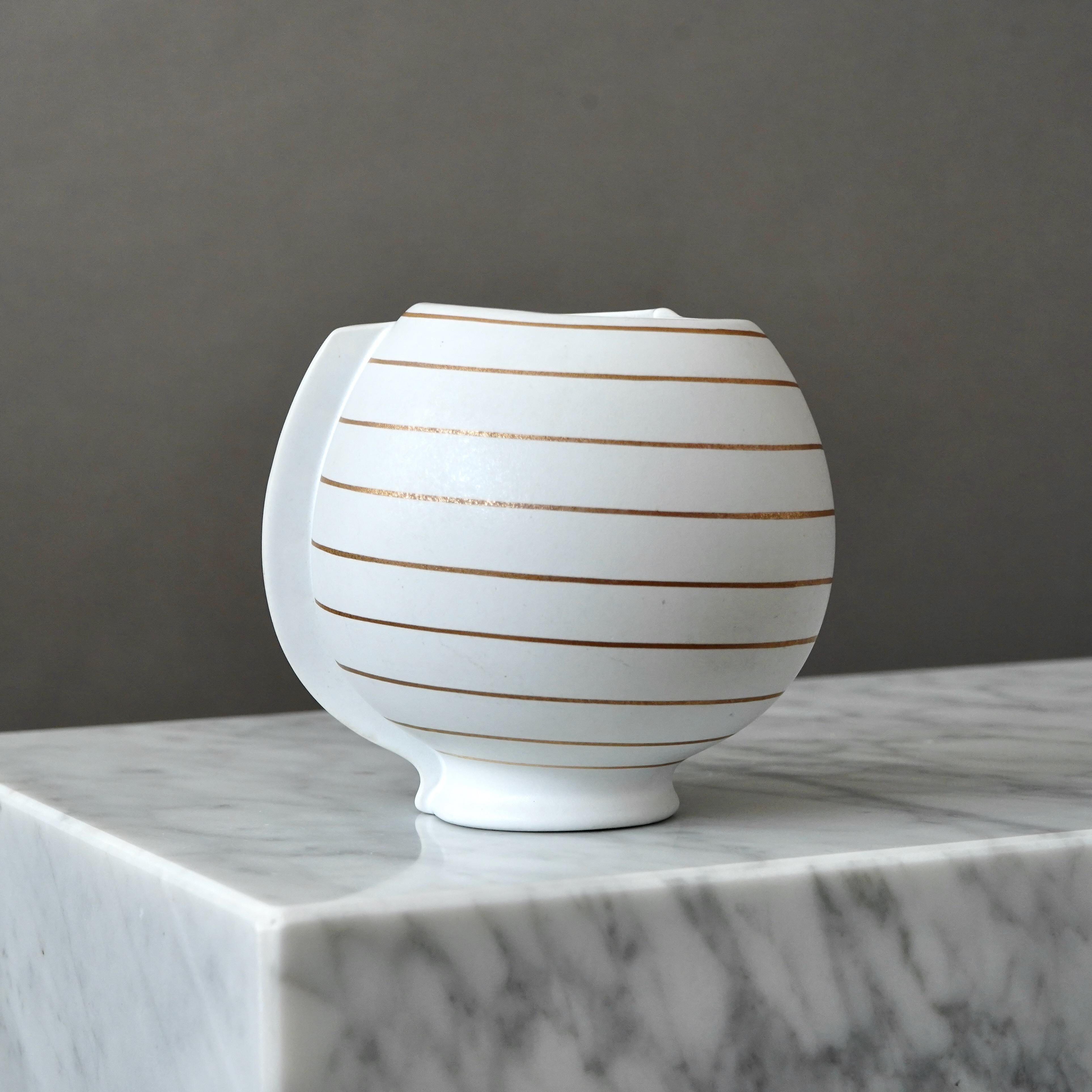 Weiß-goldene Vase „Surrea“ von Wilhelm Kage für Gustavsberg, Schweden, 1950er Jahre (20. Jahrhundert) im Angebot