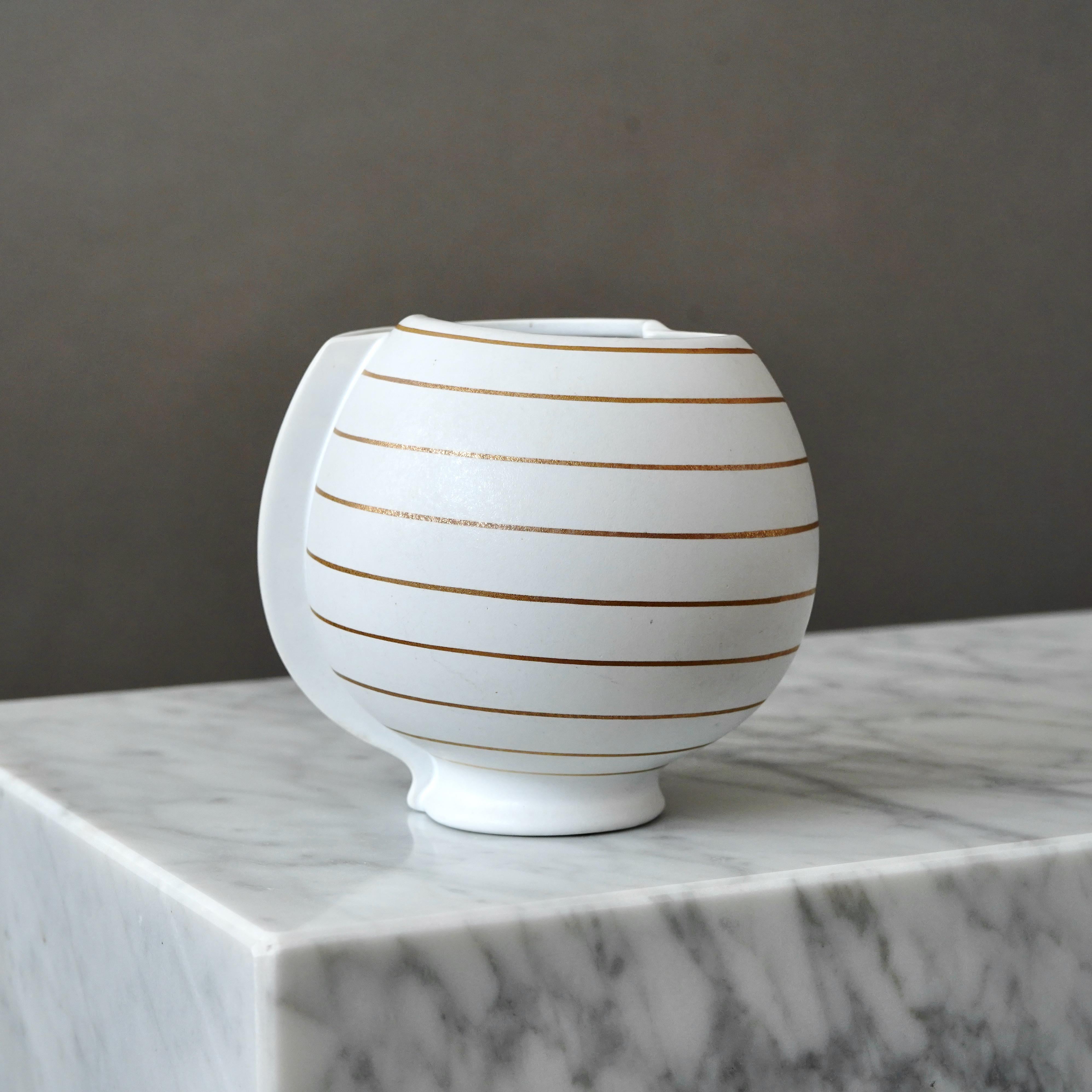 Weiß-goldene Vase „Surrea“ von Wilhelm Kage für Gustavsberg, Schweden, 1950er Jahre (Keramik) im Angebot