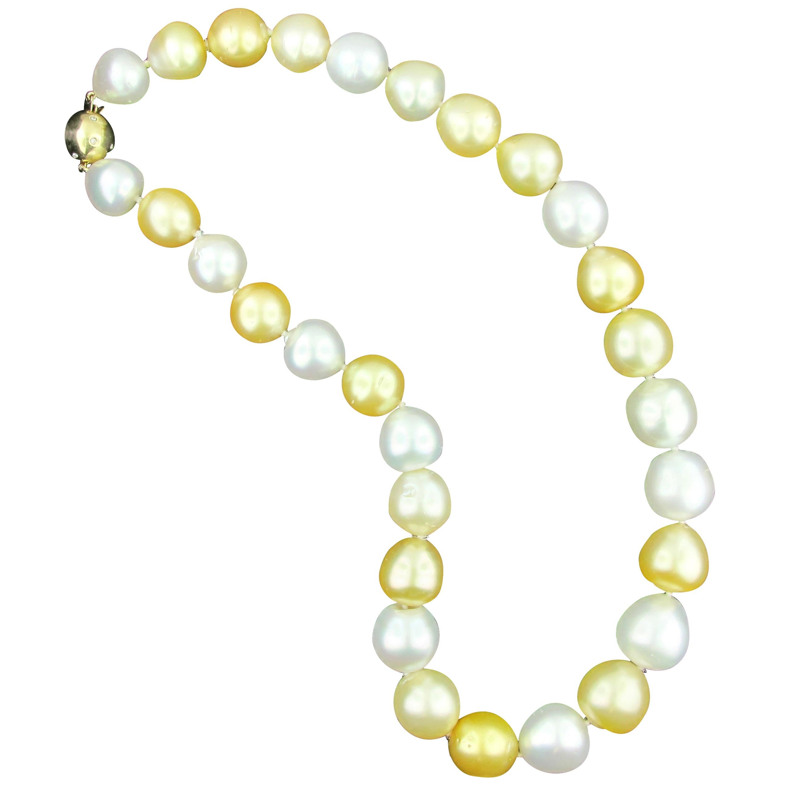 Collier de perles des mers du Sud blanches et dorées avec fermoir en or jaune 14 carats et diamants