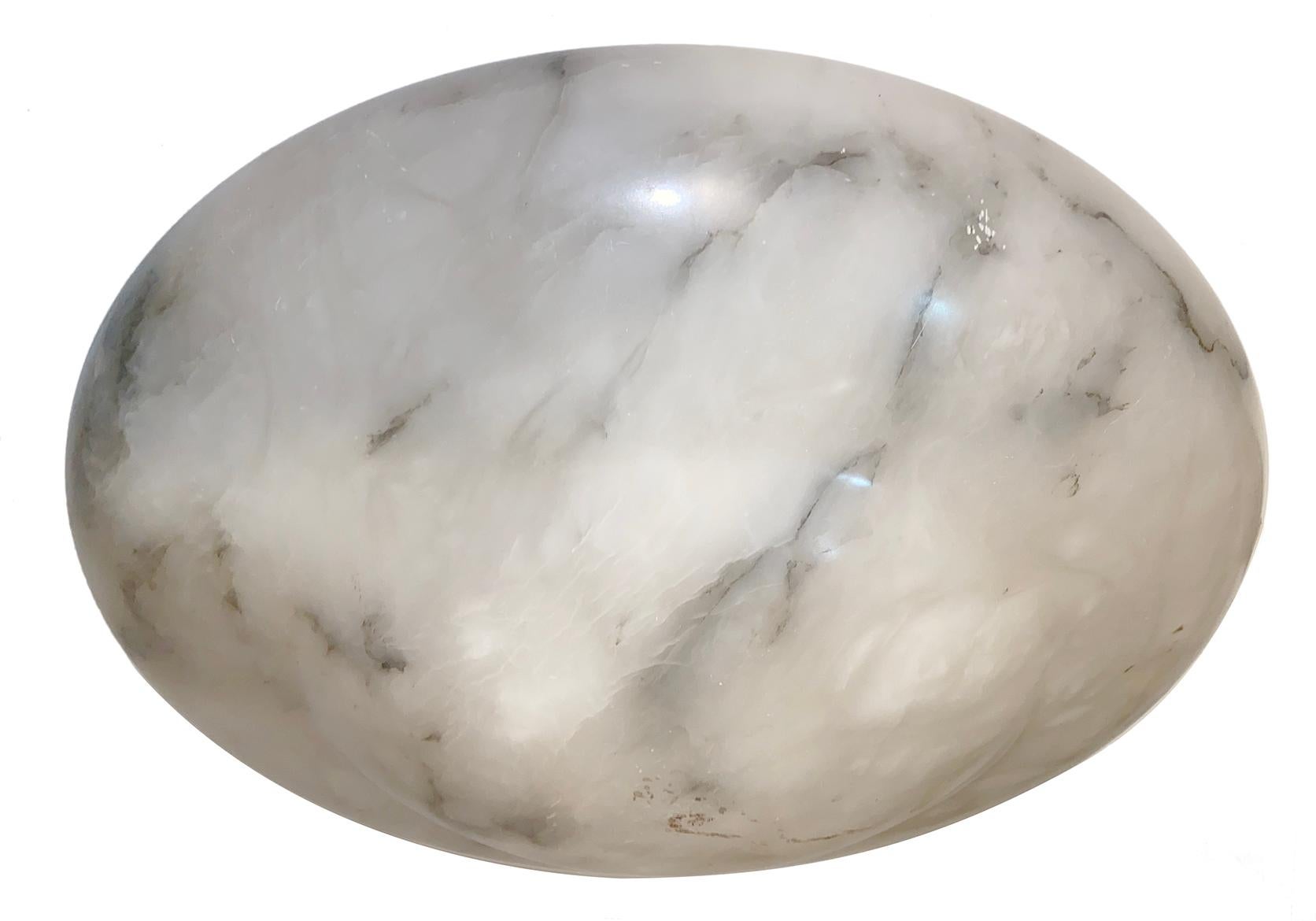 Apparecchio a sospensione in alabastro bianco venato di grigio, risalente agli anni '30, con luci interne. La catena in bronzo può essere regolata.

Misure:
Diametro: 19,5
Profondità della ciotola: 4