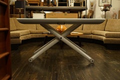 Table « Yoyo » de Ligne Roset, en blanc et gris, par Pagnon & Pelhaitre