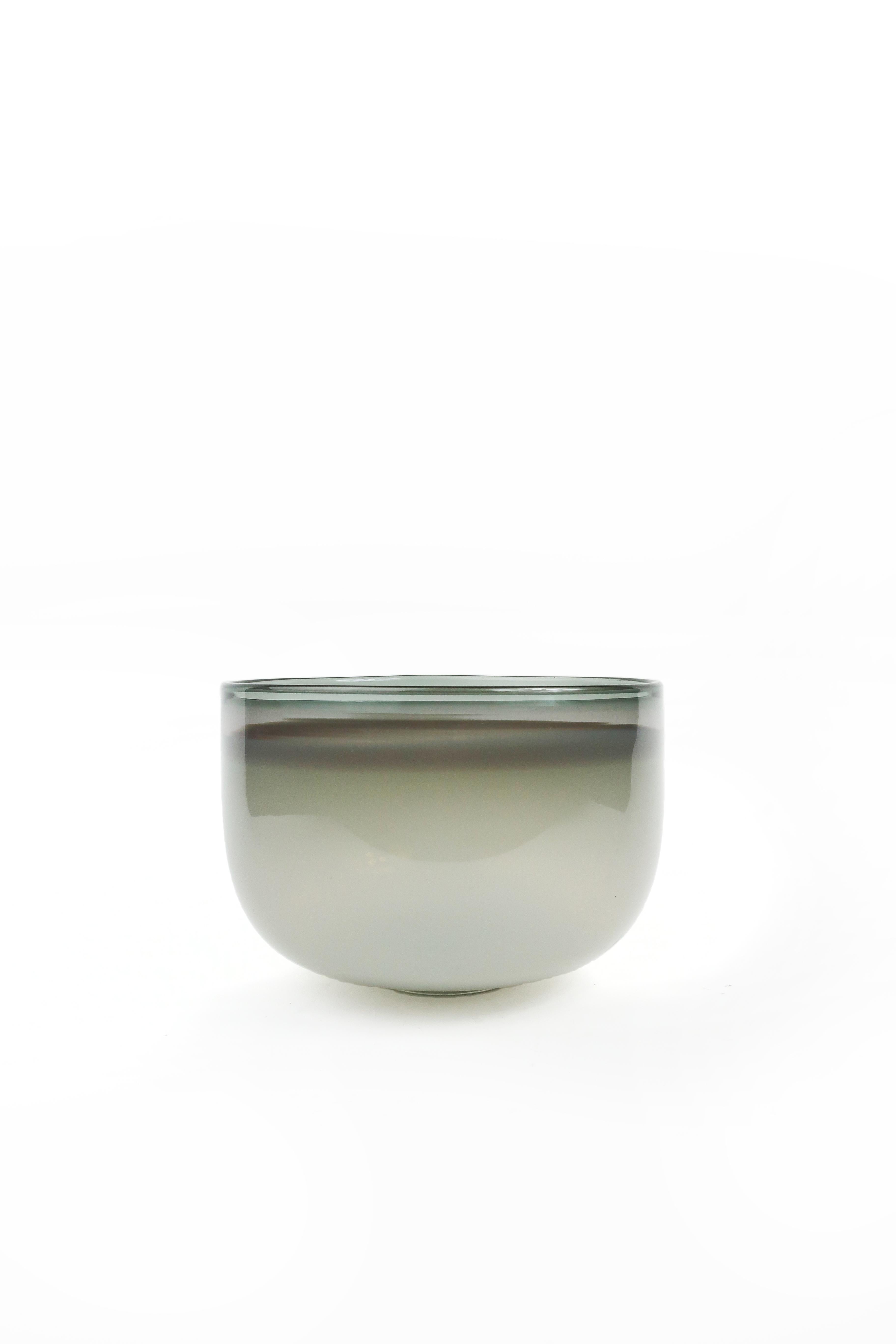 White and Gray Studio Glass Bowl by Guggisberg Baldwin In Good Condition For Sale In Brooklyn, NY