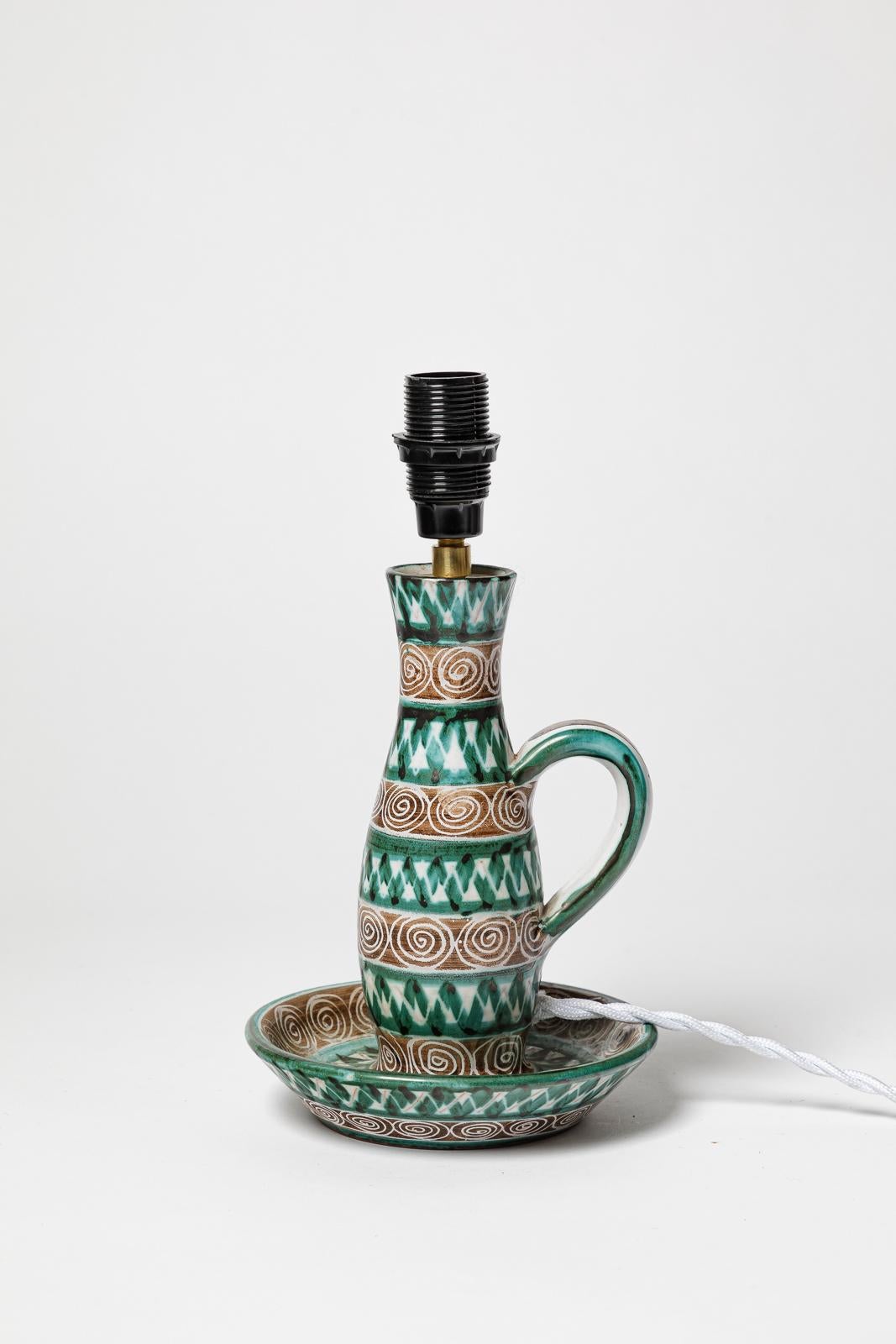 Robert Picault 

Lampe de table ou bougeoir en céramique design du 20e siècle fait main par Robert Picault

Couleurs et décoration des glaces en céramique blanche et verte

Condition originale parfaite.

signé

le système électrique est