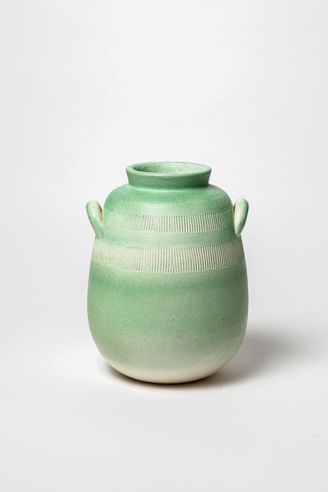Français Vase en céramique blanc et vert art déco design 20TH CENTURY DESIGN signé 1940 en vente
