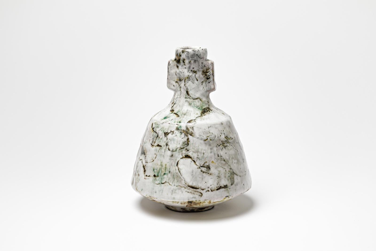 Bottiglia in ceramica smaltata bianca e verde di Gisèle Buthod-Garçon. Raku ha sparato. 
Monogramma dell'artista sotto la base. Circa 1980-1990. 
H. : 9,8' x 6,7' pollici.