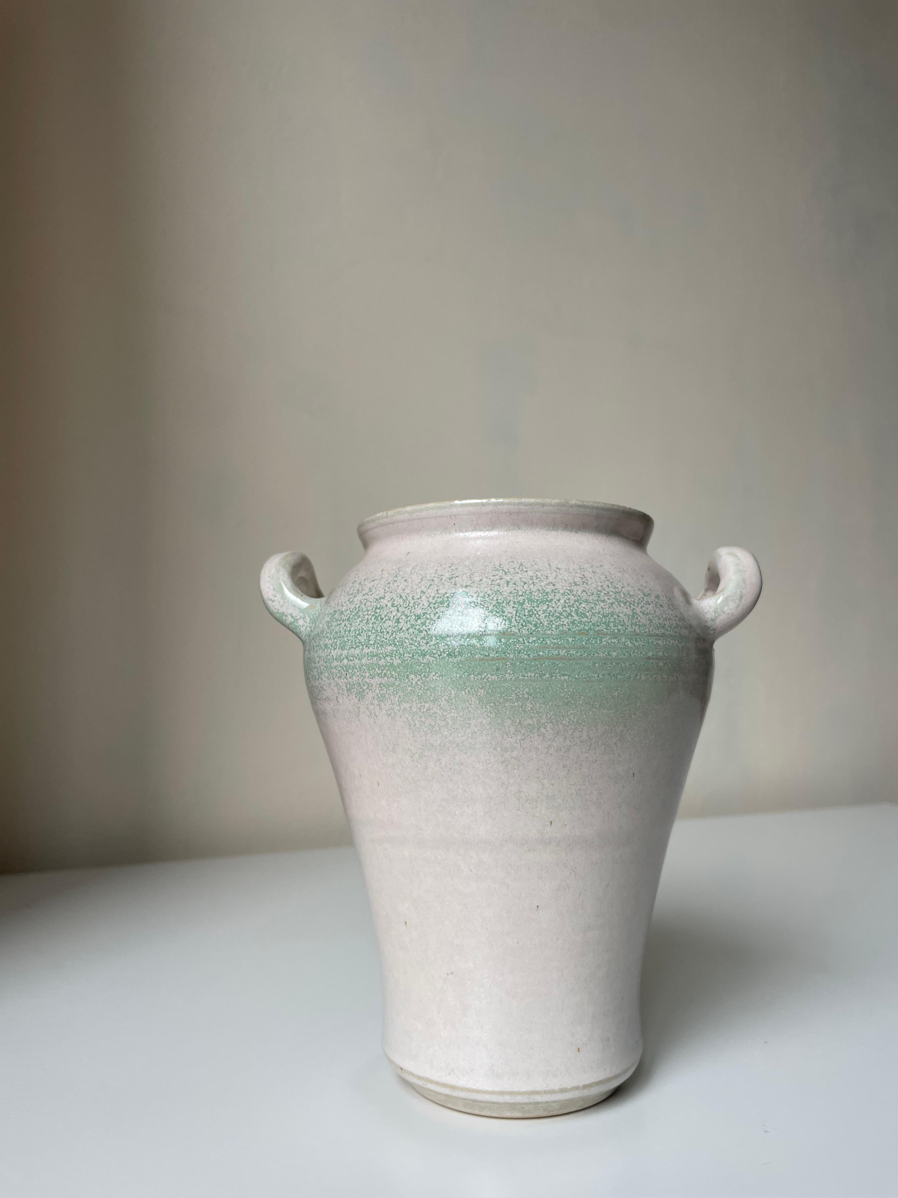 Vaso con manico in gres smaltato bianco e verde pastello Skottorp, anni '70 in vendita 1