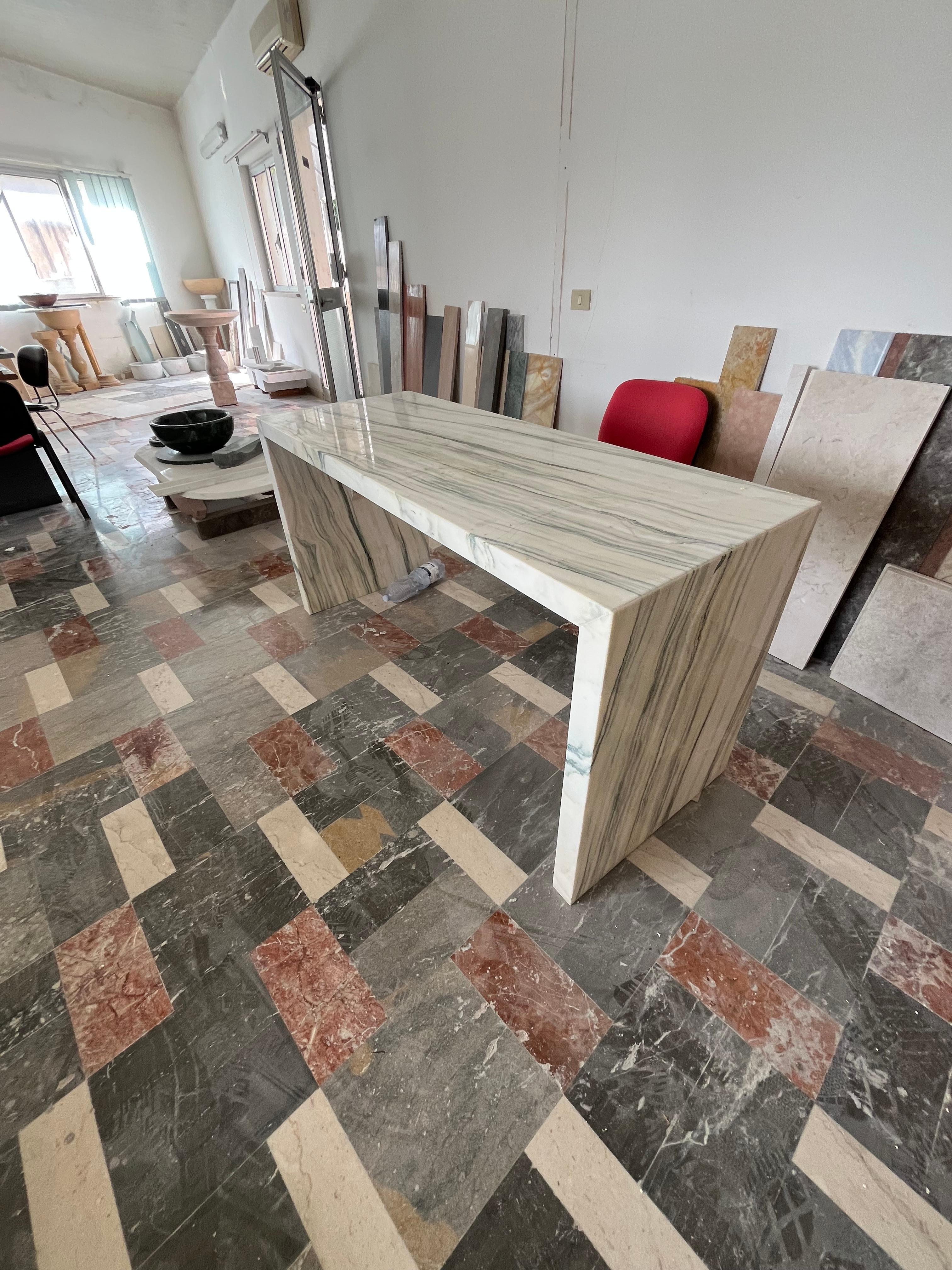 Scrivania in marmo di granito bianco e verde, produzione italiana, anni '90
Eleg, scoperto nello studio di uno dei più grandi architetti italiani.
Larghezza 157 cm, profondità 61 cm, altezza 78 cm.
Il marmo ha uno spessore di 6 cm.
Il peso è di