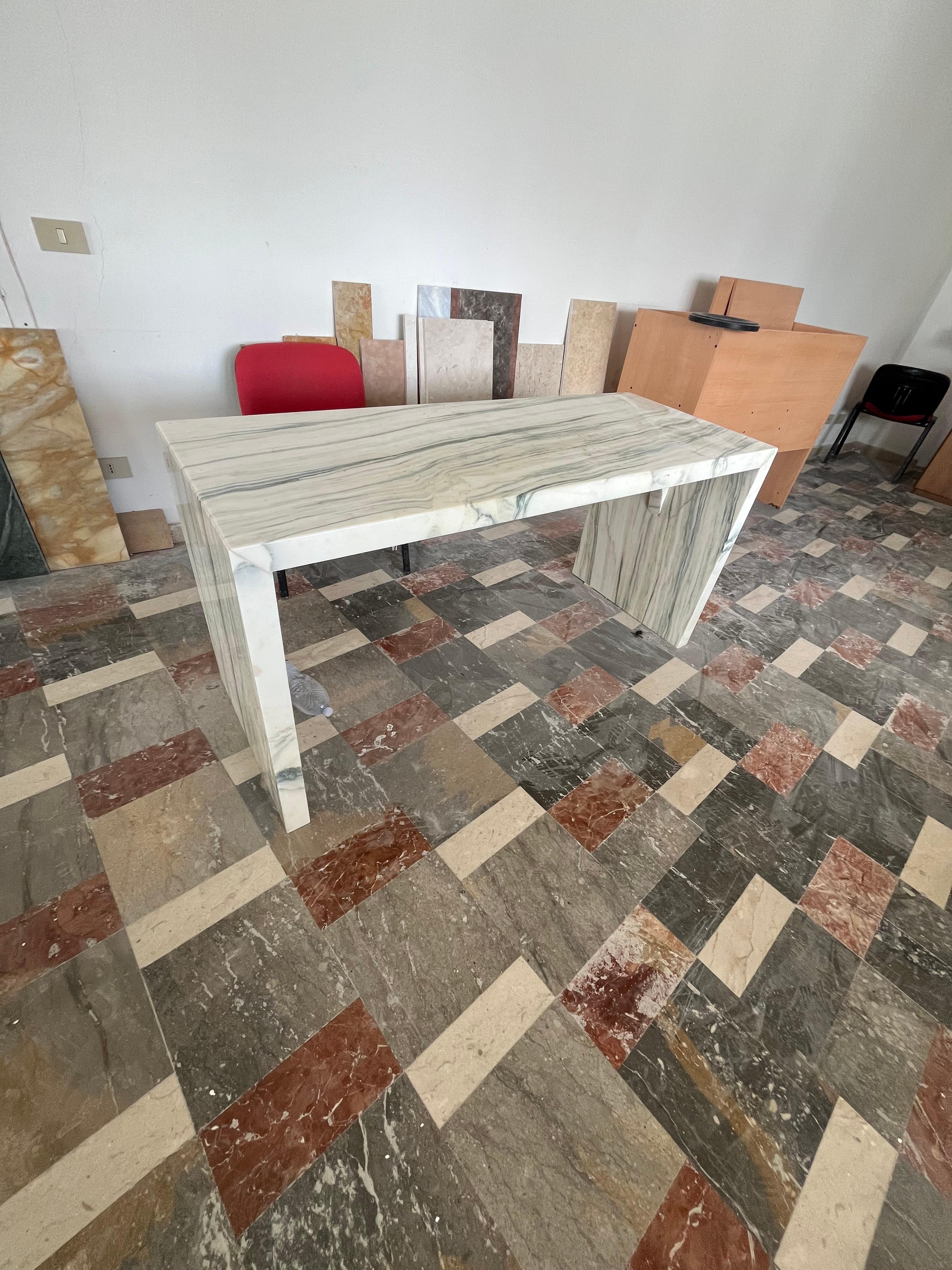 Italiano Scrivania in granito bianco e verde, Made in Italy, anni '90 in vendita