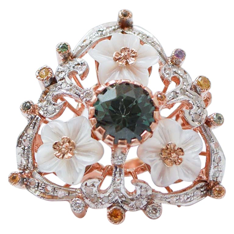Weiße und grüne Edelsteine, Saphire, Diamanten, Ring aus Roségold und Silber.