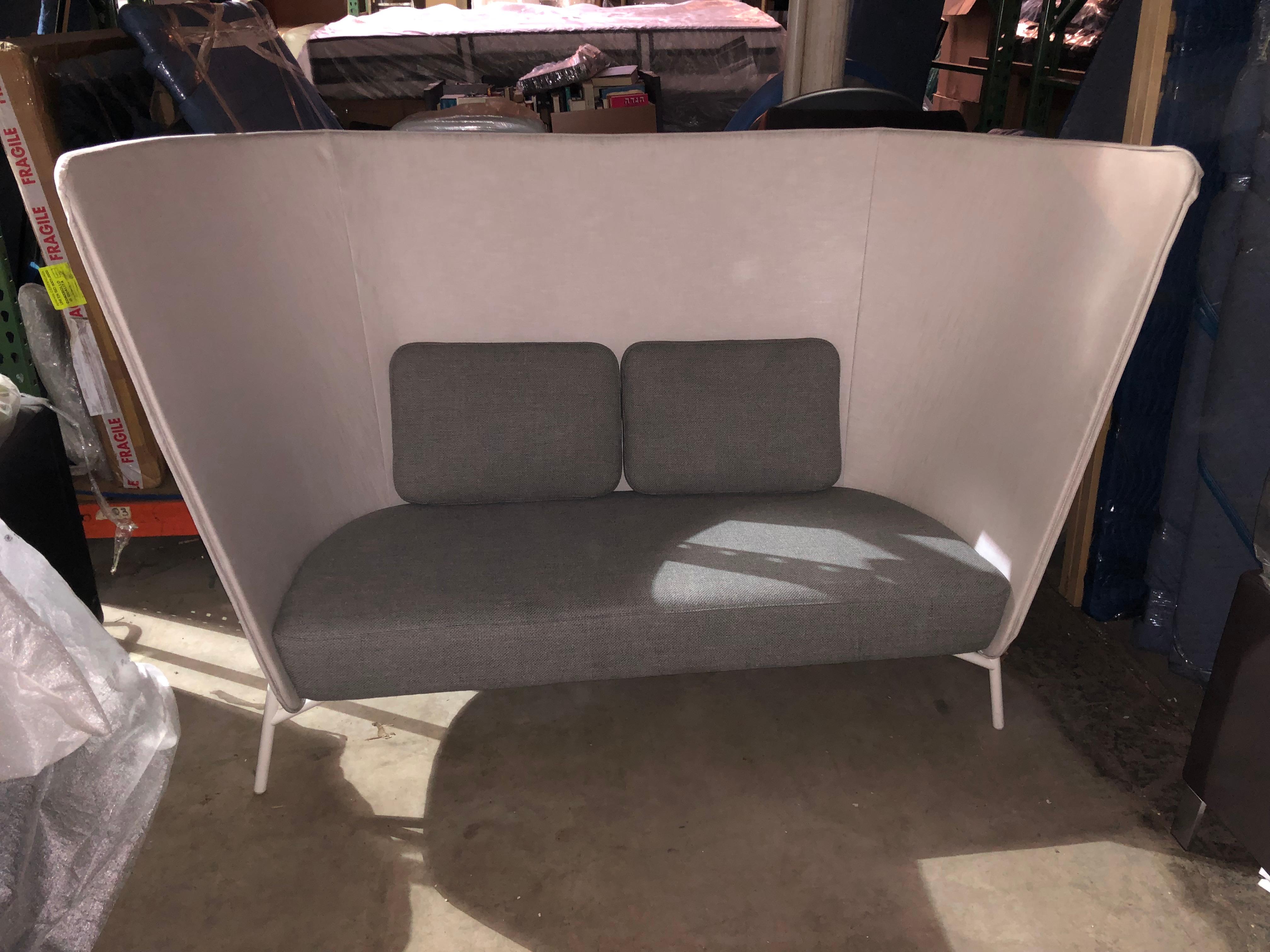 Inno Aura Zweisitzer-Sofa in Weiß und Grau 1