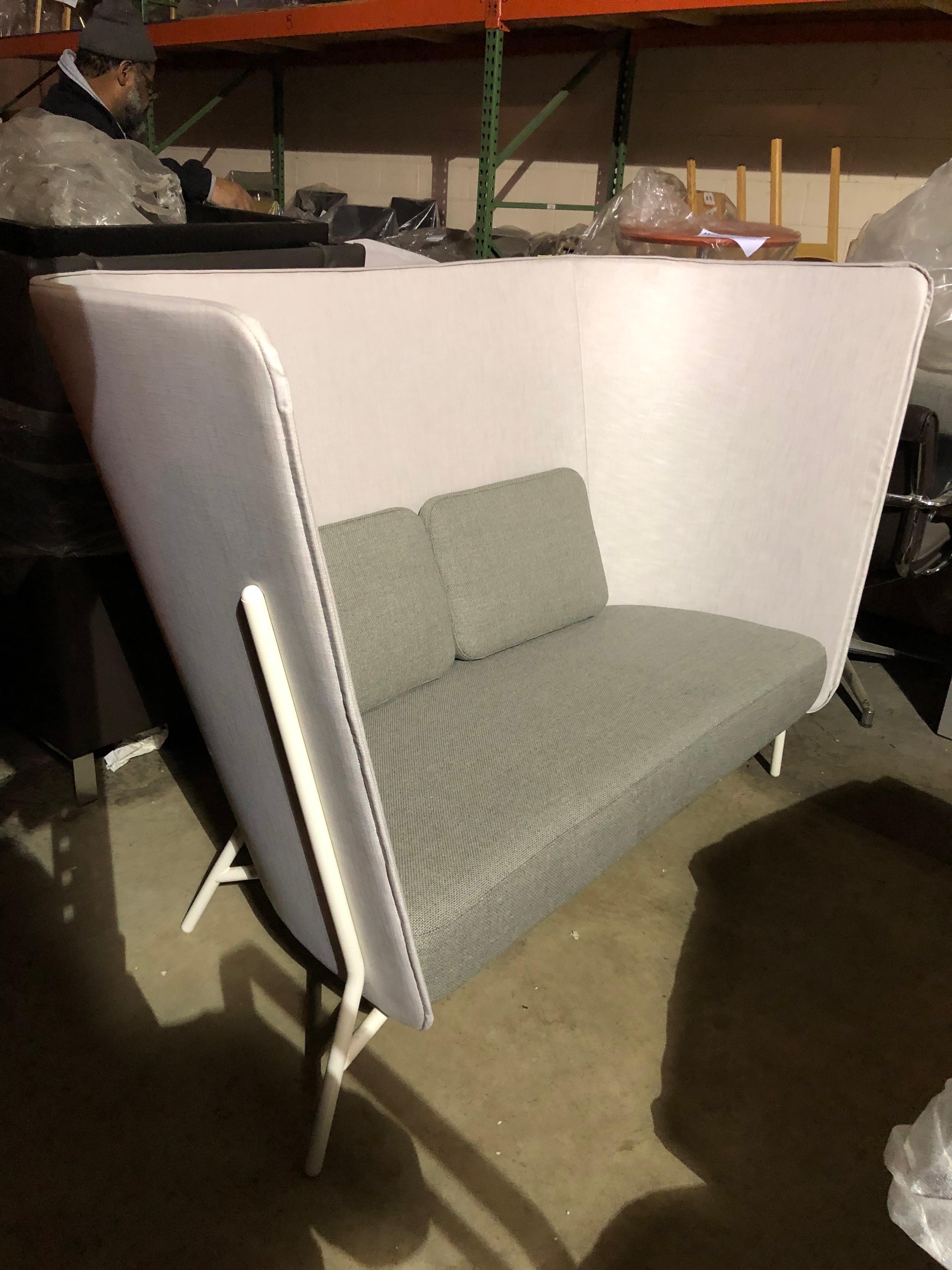 Inno Aura Zweisitzer-Sofa in Weiß und Grau 2