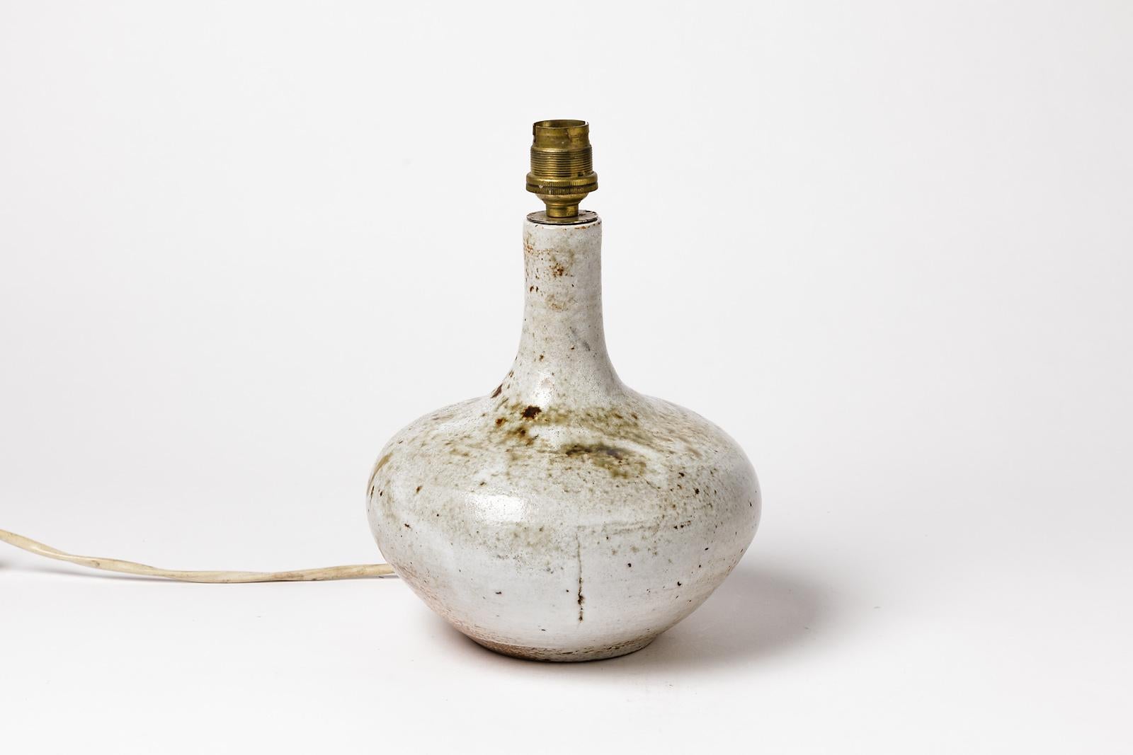 Vezelay

Elegante Tischlampe aus weißer und grauer Keramik, um 1970
Signiert unter dem Sockel

Ursprünglich gute Bedingungen

Verkauft ohne Lampenschirm

Das elektrische System ist in Ordnung.

Maße: Höhe (Keramikteil): 20cm, groß