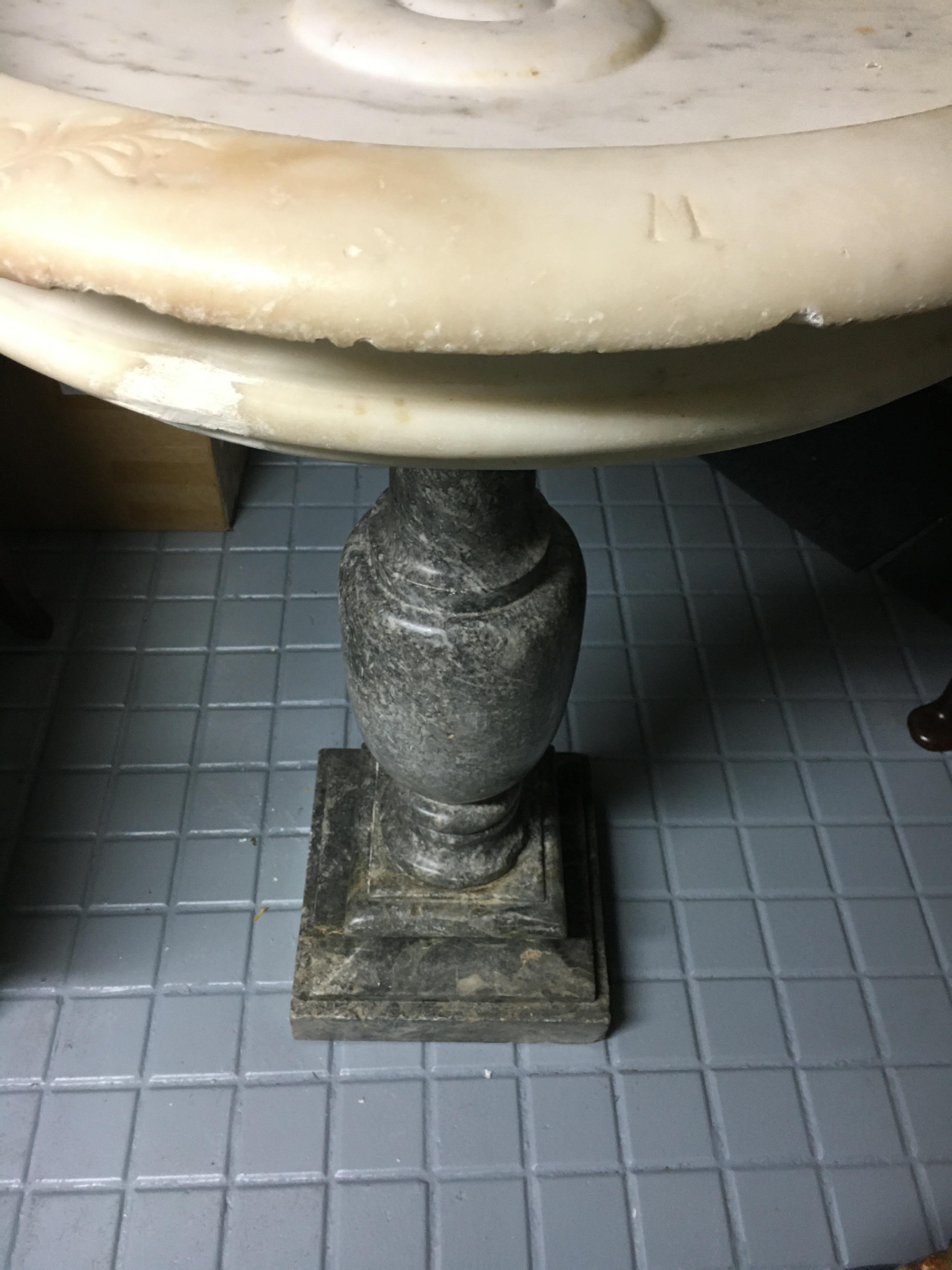 Français Fontaine en marbre de Carrare avec son socle en marbre gris Sainte Anne. Circa 1700 en vente
