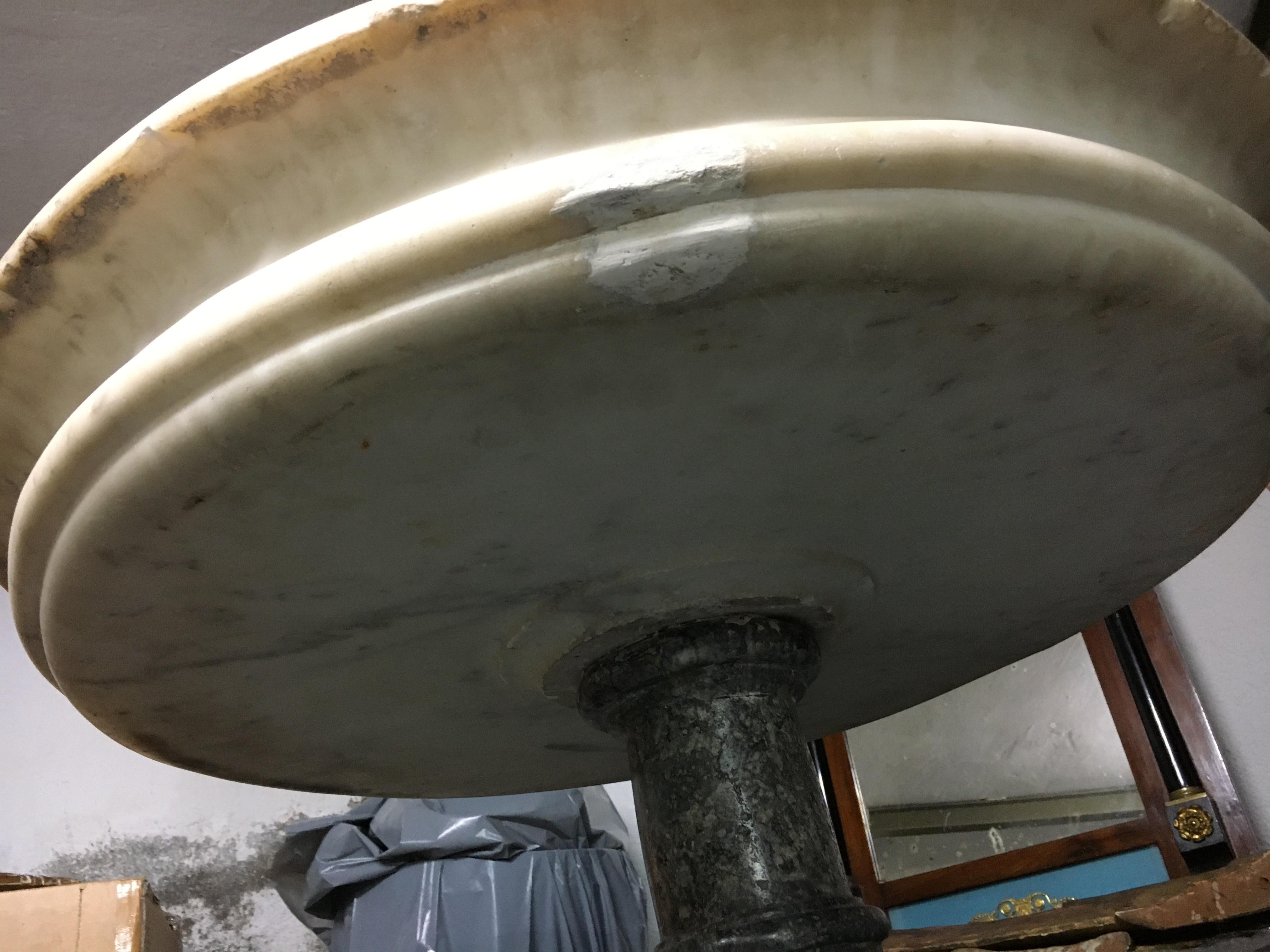 17ème siècle Fontaine en marbre de Carrare avec son socle en marbre gris Sainte Anne. Circa 1700 en vente