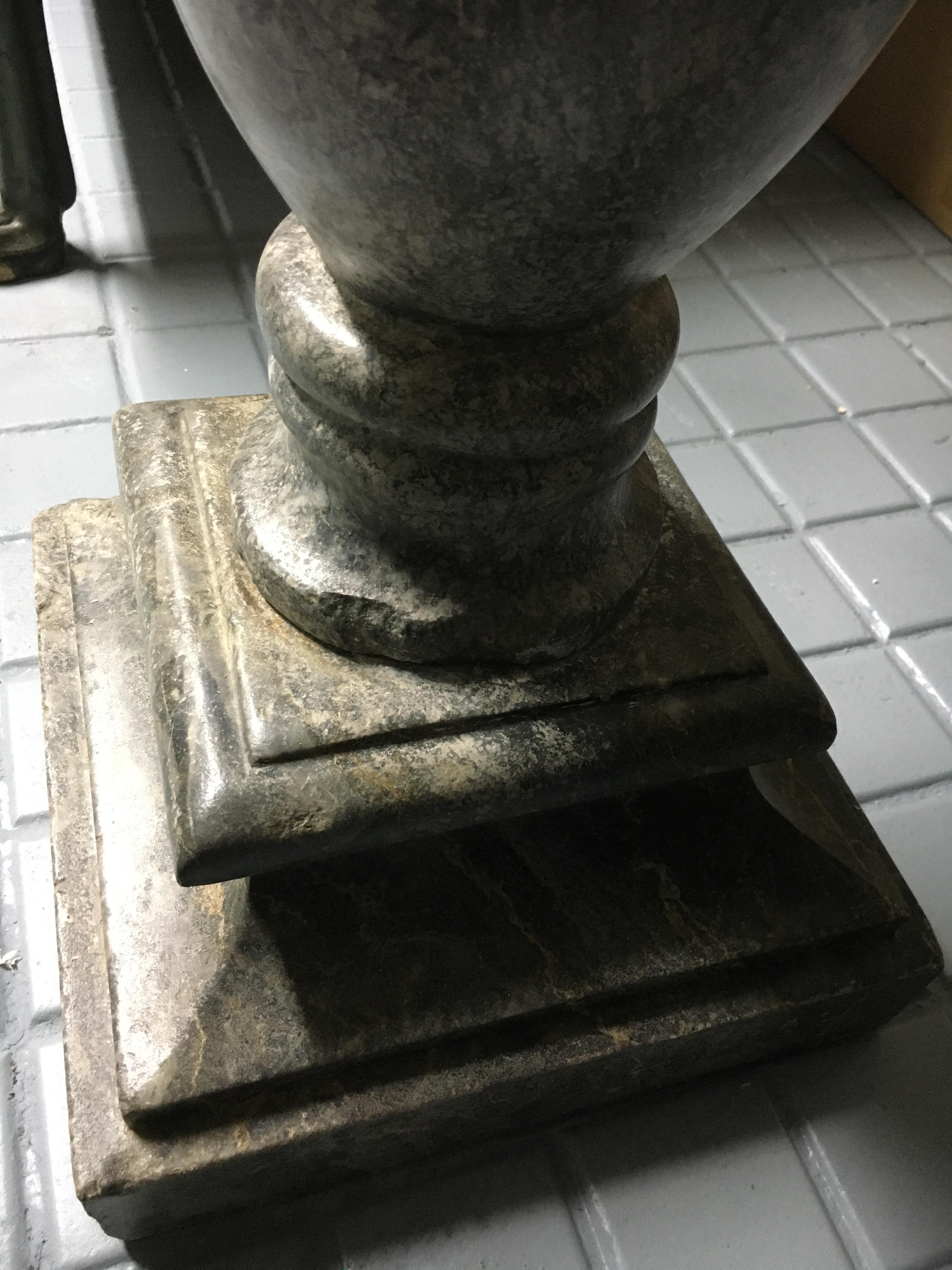 Fontaine en marbre de Carrare avec son socle en marbre gris Sainte Anne. Circa 1700 en vente 2