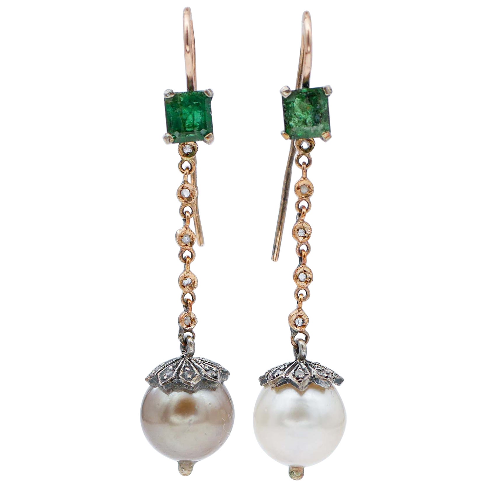 Boucles d'oreilles en argent et or rose, perles blanches et grises, émeraudes, diamants