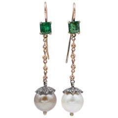 Boucles d'oreilles en argent et or rose, perles blanches et grises, émeraudes, diamants