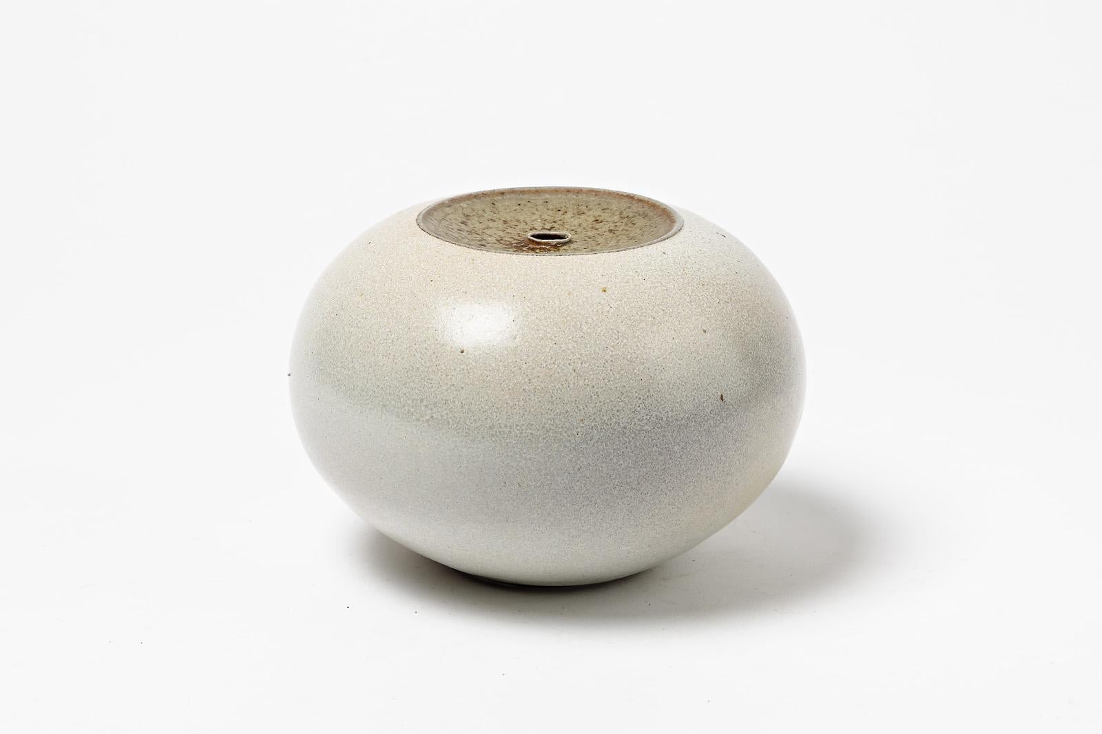 Claude Champy

Stoneware ceramic vase with white and grey ceramic colors.

Elegant bowl form, handmade production. 

Signed under the base CHAMPY

Measures: Height 13cm, large 16cm.