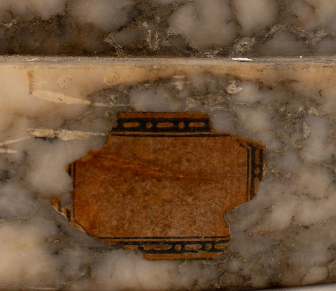 Piédestal en marbre blanc et gris veiné, vers 1900, sur une base ronde à gradins, étiquette partielle sur la base. 39,75