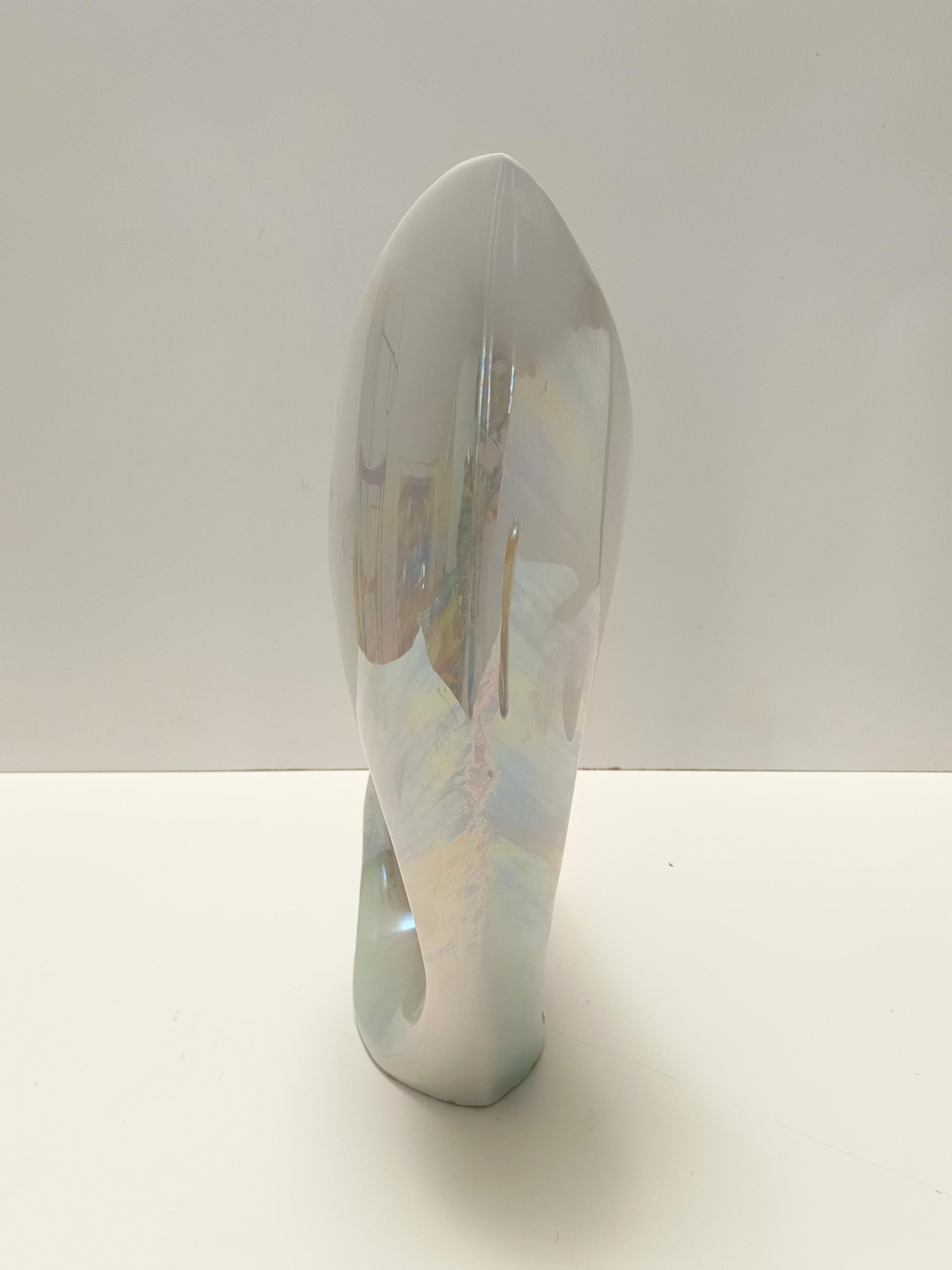 Metà XX secolo Vaso in ceramica bianca e iridescente / Centrotavola decorativo di Lusso, Italia in vendita